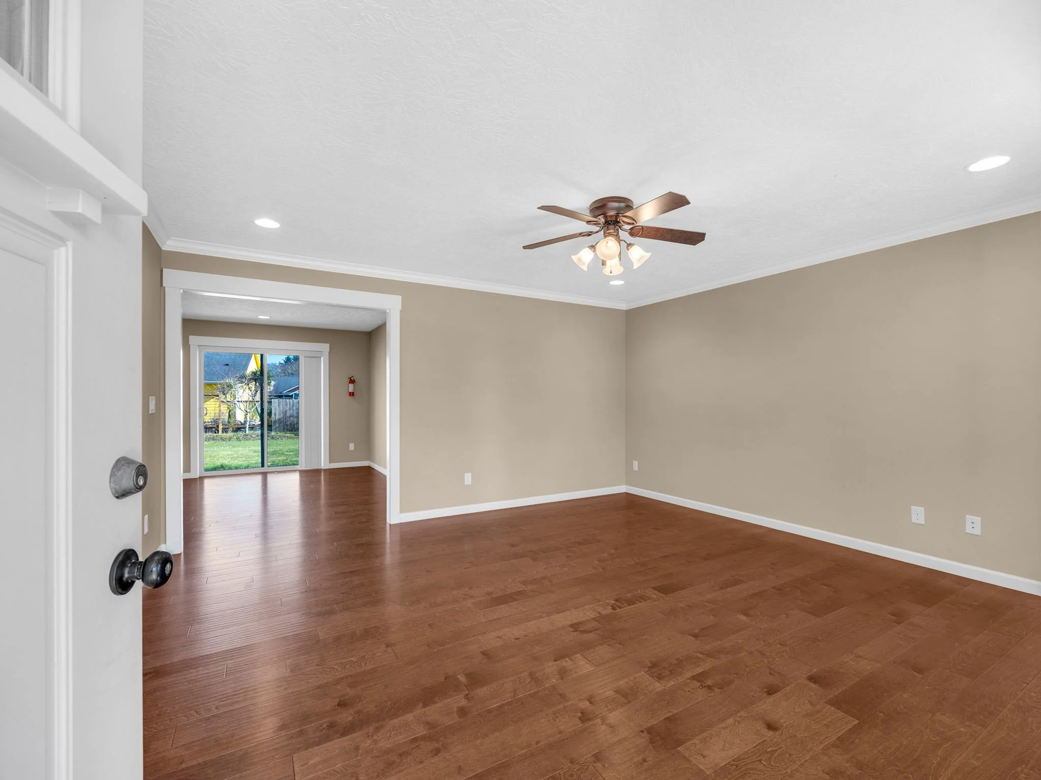 6-web-or-mls-330 SW Kalmia Ave-06.jpg