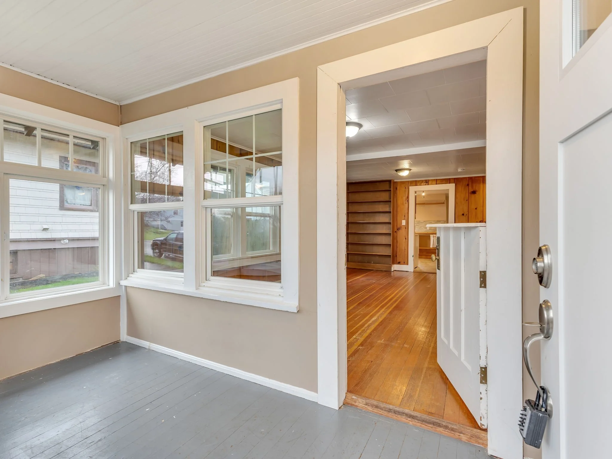 8-web-or-mls-809 Glasgow Ave-08.jpg