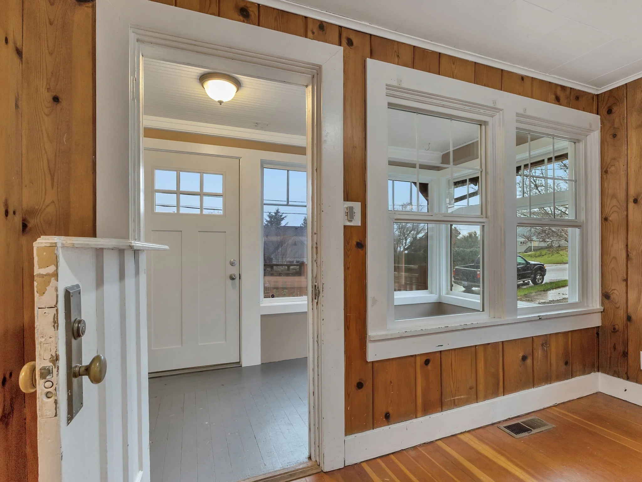 10-web-or-mls-809 Glasgow Ave-10.jpg