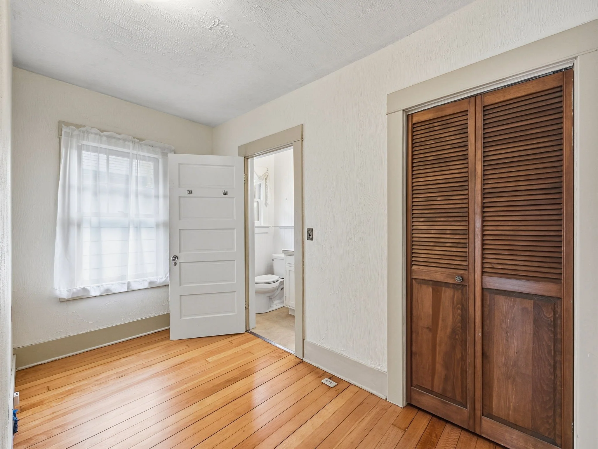 12-web-or-mls-860 Beach St-44.jpg