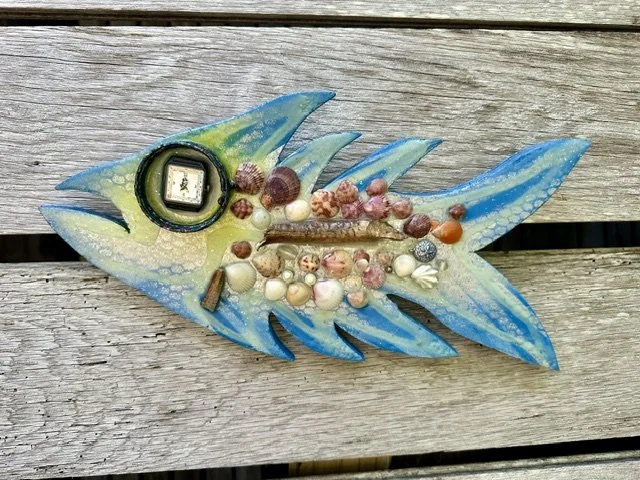 monopoly 5 o'clock eye glow with shells and beaver carved lateral line.
$175
15" x 8"