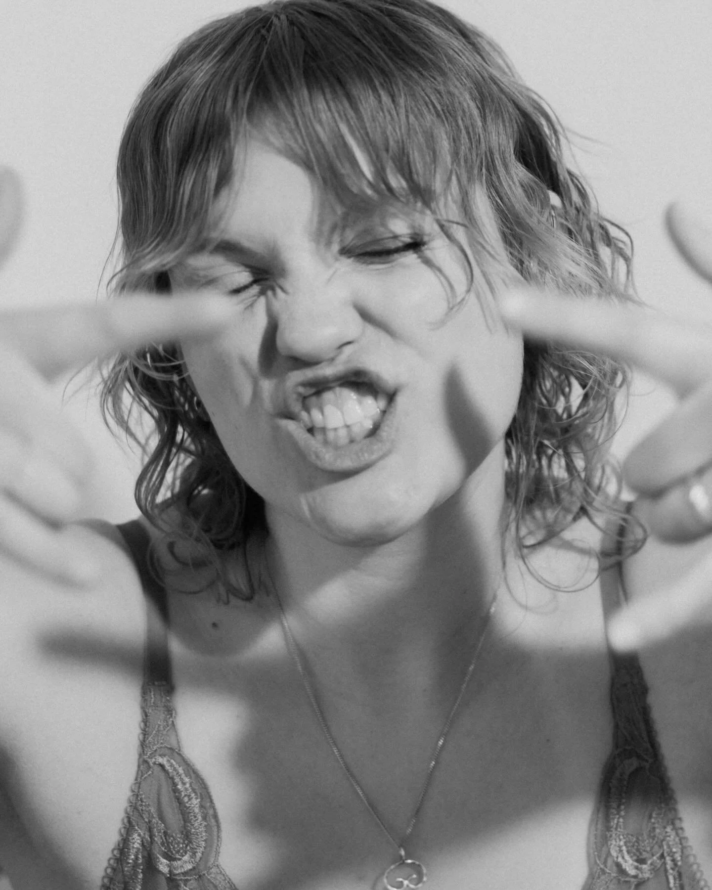 You wouldn&rsquo;t even know it, but Grace fractured her tibial plateau 24 hours before these portraits.

@graceboken4, March 2026. Taken with a simple light setup against a white wall in my bedroom. Thanks for the trust 🫶✨