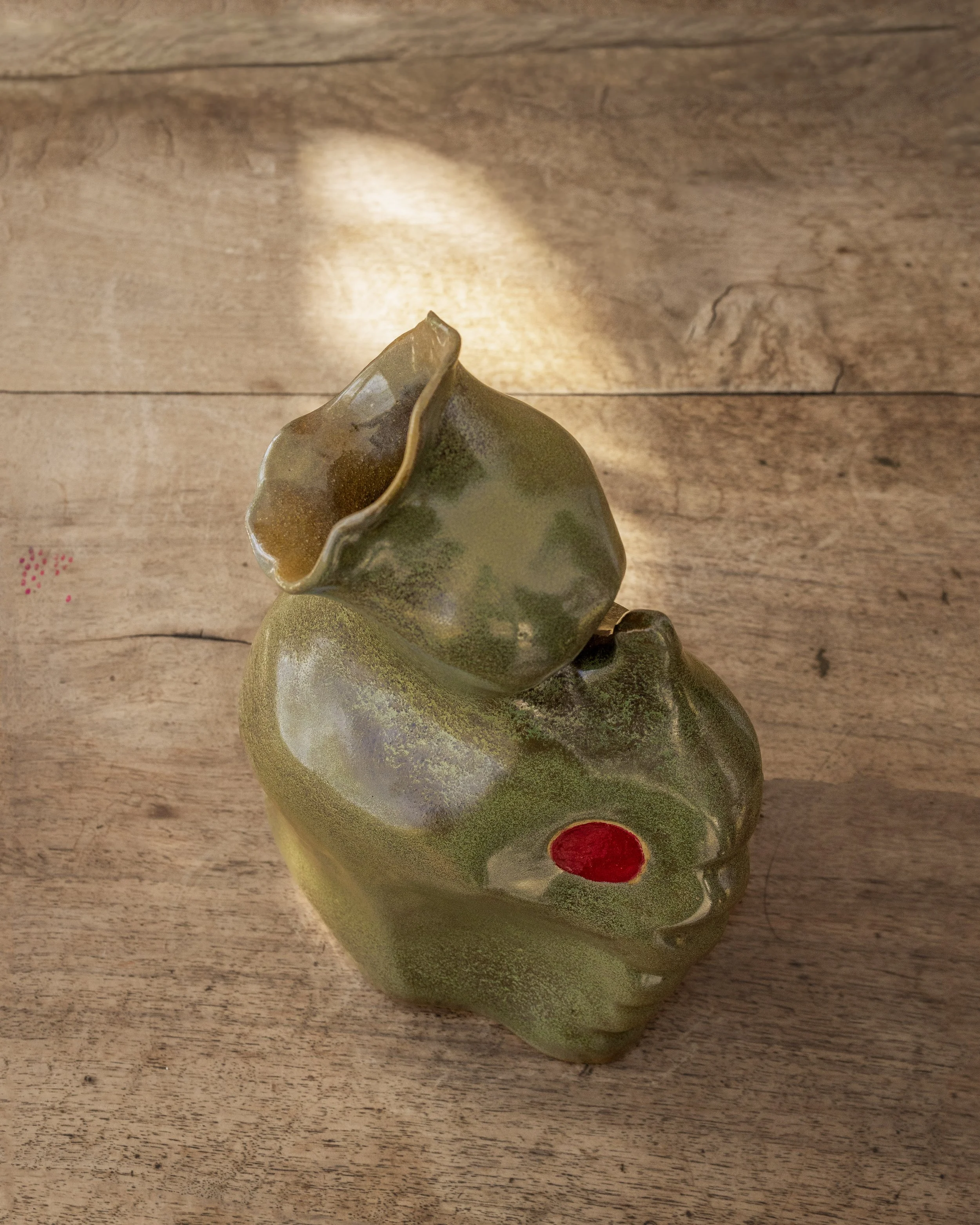 mutual friends and the dot that connects us ~ 3
stoneware, 27 x 17 x 14 cm, 2025