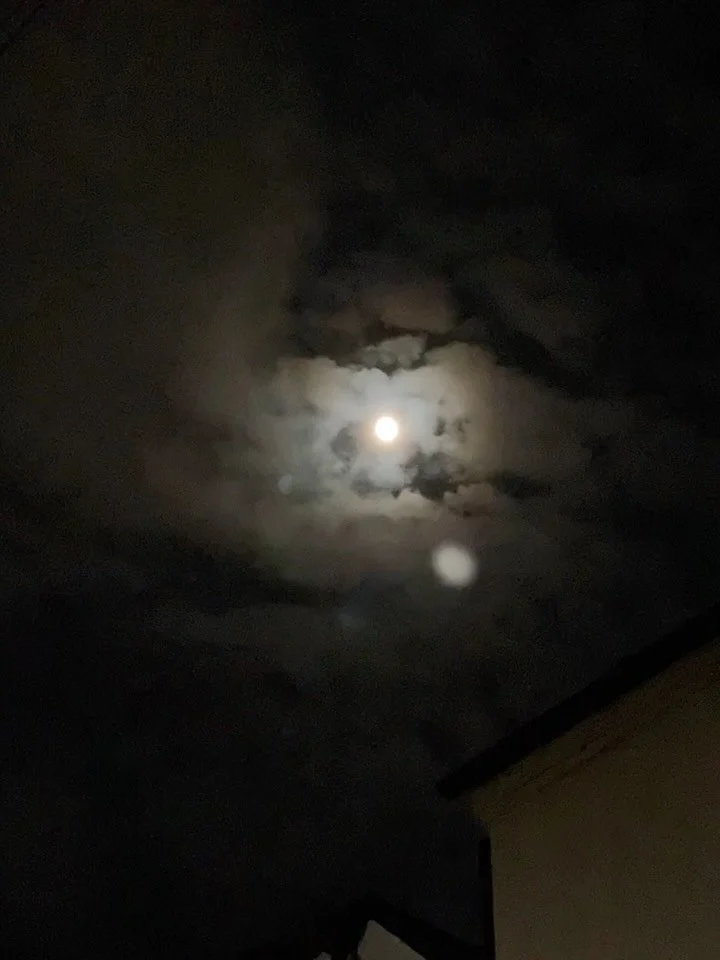 🌑🌒🌓🌔🌕 
Another thing I wanna remember from 2025: 
I became unafraid of the Night. 

I used to wish it never got dark and we could remain in the daylight forever. But when I was walking @kinothedoodle under the rainbow glow of the epic Harvest Mo