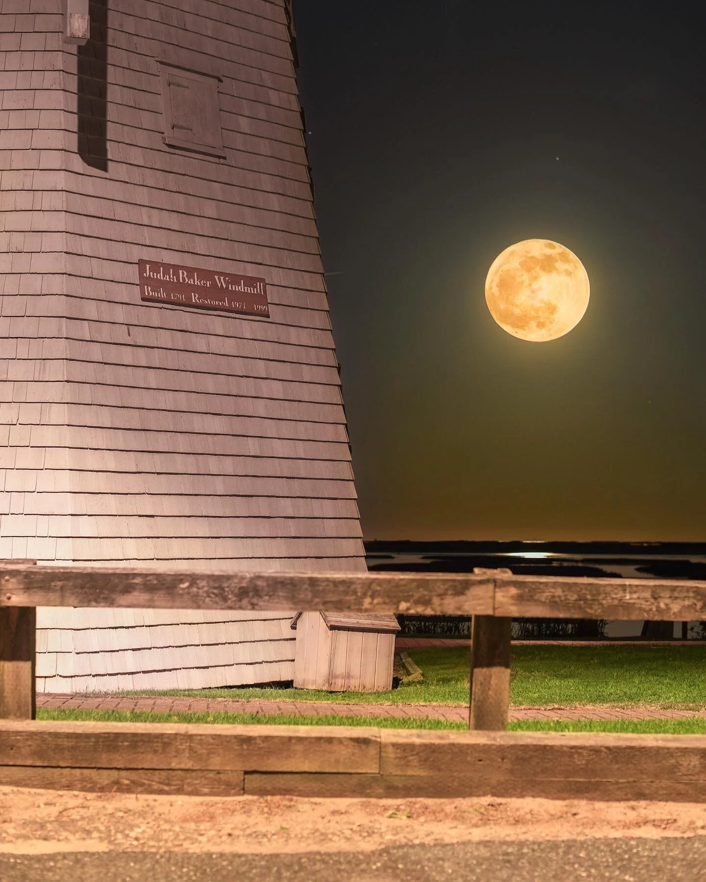 How is everyone doing on this gloomy day🌕✨#photography #astrophotography #fullmoon #lunar #nikoncreatorschallenge #theglow #archive #windmillbeach #adobe