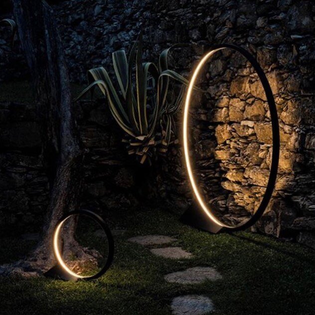 Nova Ilumina&ccedil;&atilde;o da #artemide_lighting! 💡 

Personalize o seu espa&ccedil;o exterior e eleve-o para outro n&iacute;vel de car&aacute;cter e personalidade! 
Contacte-nos para que o ajudemos a tornar o seu sonho realidade! 🏡

#decora&cce