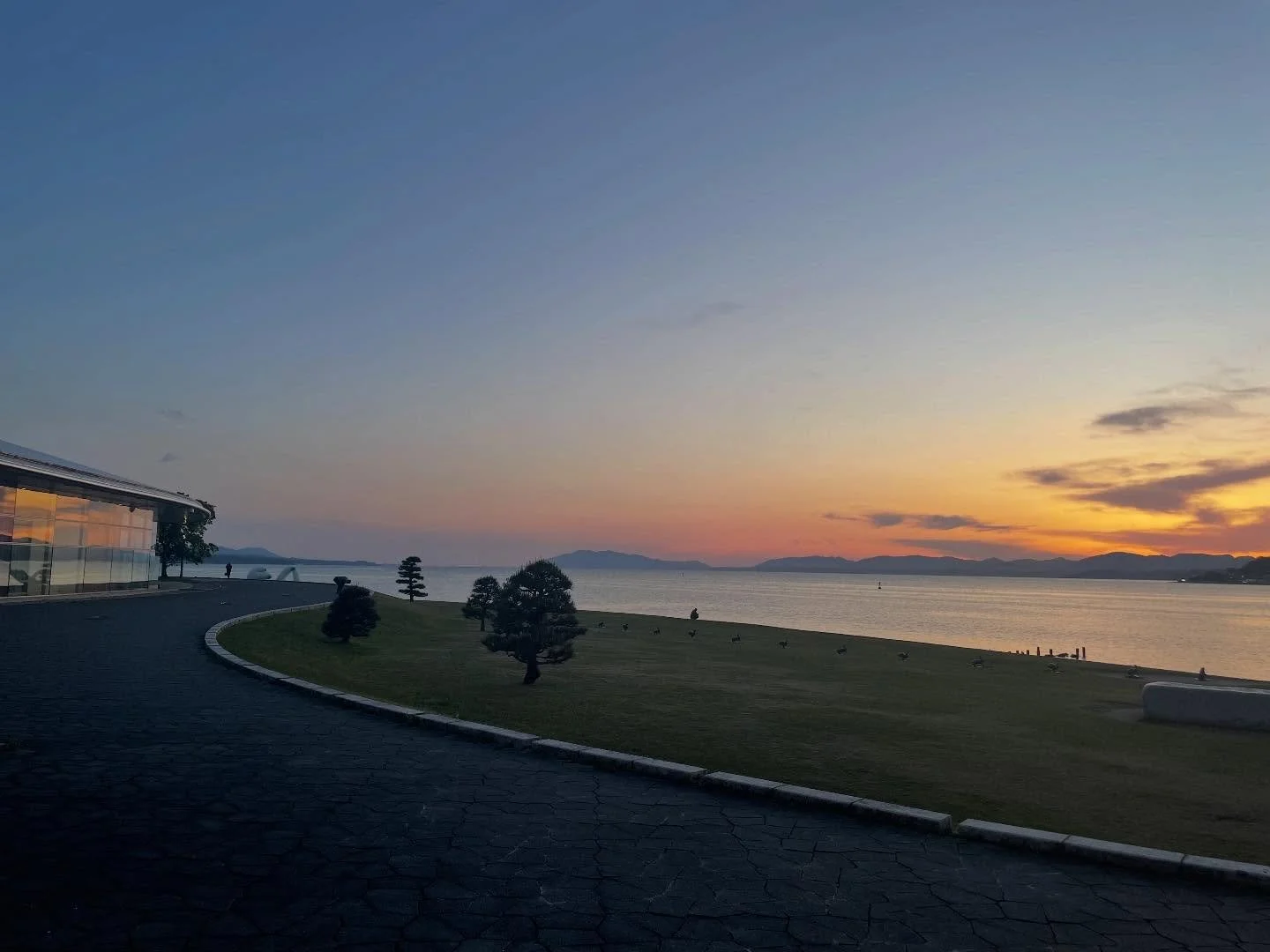 アートと建築を巡る旅

気がついたら全国100ヵ所以上
全都道府県を制覇していました🙌

よく1番好きな美術館を聞いていただくのですが
1番は選べず再訪したい17選&larr;多い

1.島根県立美術館(島根県松江市)
2.下瀬美術館(広島県大竹市)
3.地中美術館(香川県直島)
4.李禹煥美術館(香川県直島)
5.禅と庭のミュージアム(広島県福山市)
6.MIHO MUSEUM(滋賀県甲賀市)
7.京セラ美術館(京都府京都市)
8.鈴木大拙館(石川県金沢市)
9.江之浦測候所(神奈川県小田原