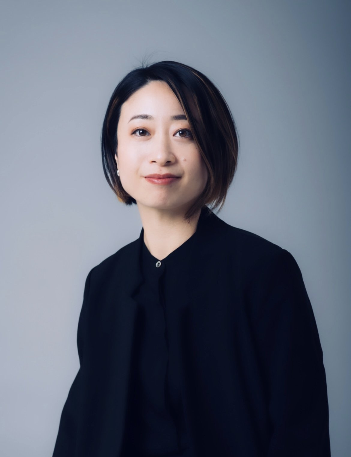 黒いトップスを着たアジア人女性のポートレート写真