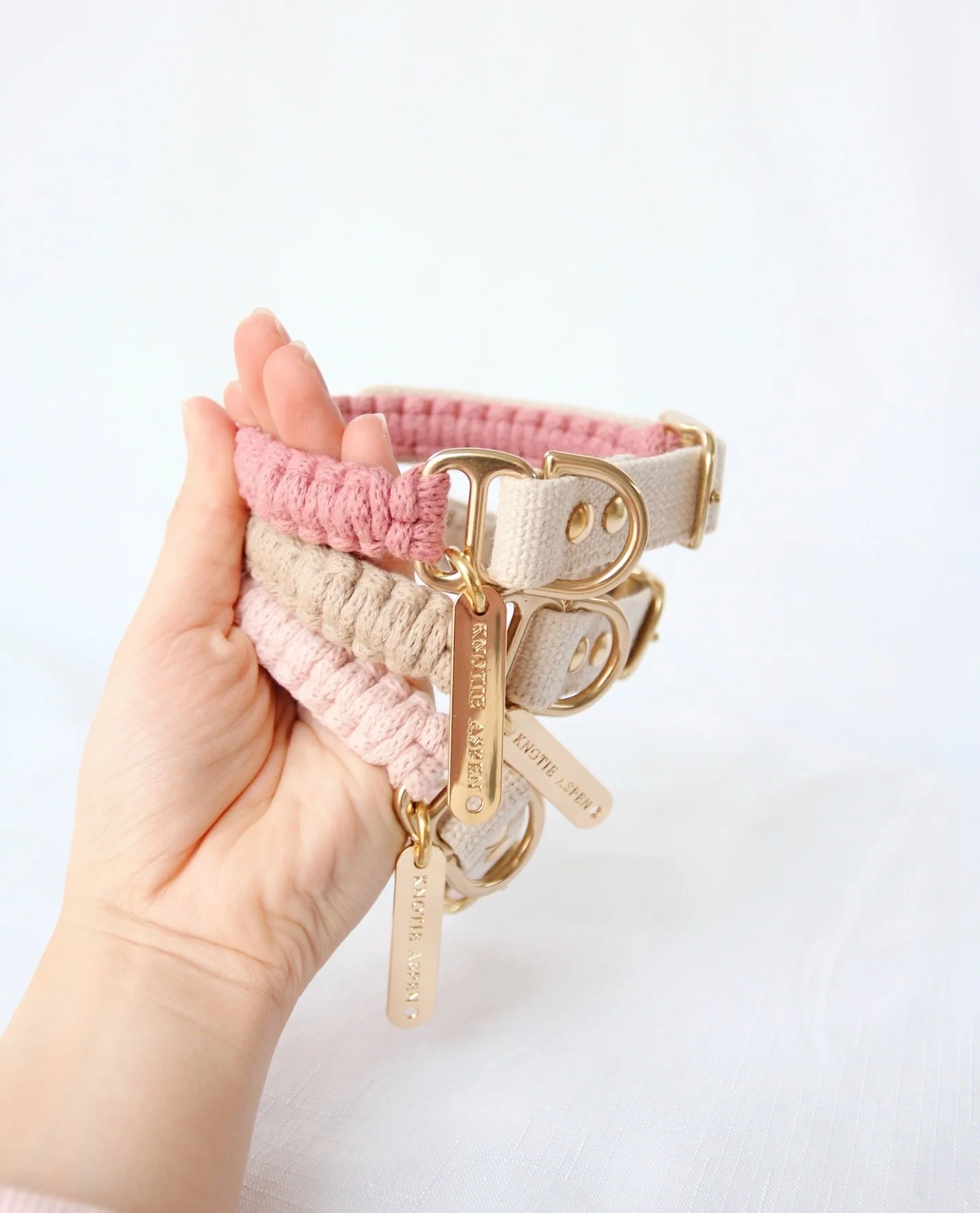 When simplicity is the best✨

𝘌𝘮𝘣𝘦𝘳𝘴 are our first ever designed adjustable collars.
Minimal, stylish, comfortable and environmentally conscious all in one, it&rsquo;s exactly how we love our collars to be on our dog! 

#knotieaspen