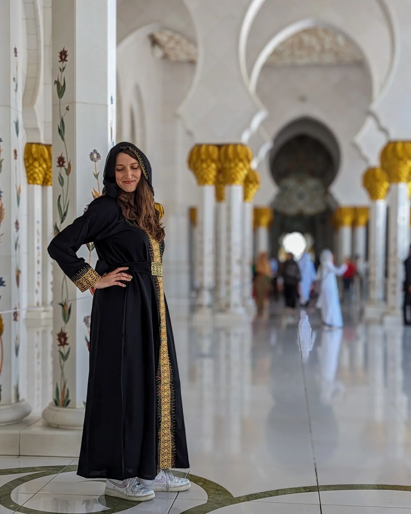 Just a princess in sneakers 💅👟

Any girls heading to Abu Dhabi should know a few things before going to Sheikh Zayed Grand Mosque. Many are tempted to buy an abaya - traditional dress - which I definitely encourage because they are beautiful!

But 