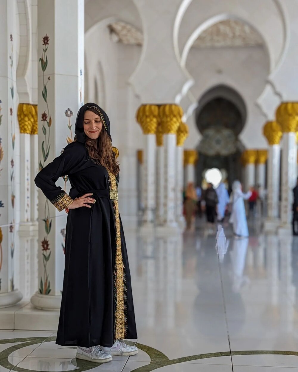 Just a princess in sneakers 💅👟

Any girls heading to Abu Dhabi should know a few things before going to Sheikh Zayed Grand Mosque. Many are tempted to buy an abaya - traditional dress - which I definitely encourage because they are beautiful!

But 