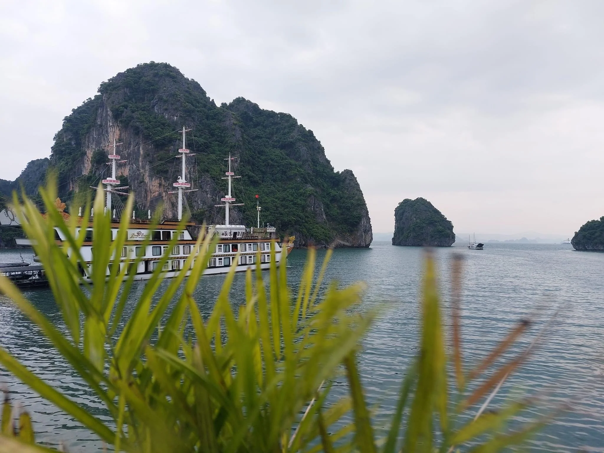vietnam ha long bay.JPG