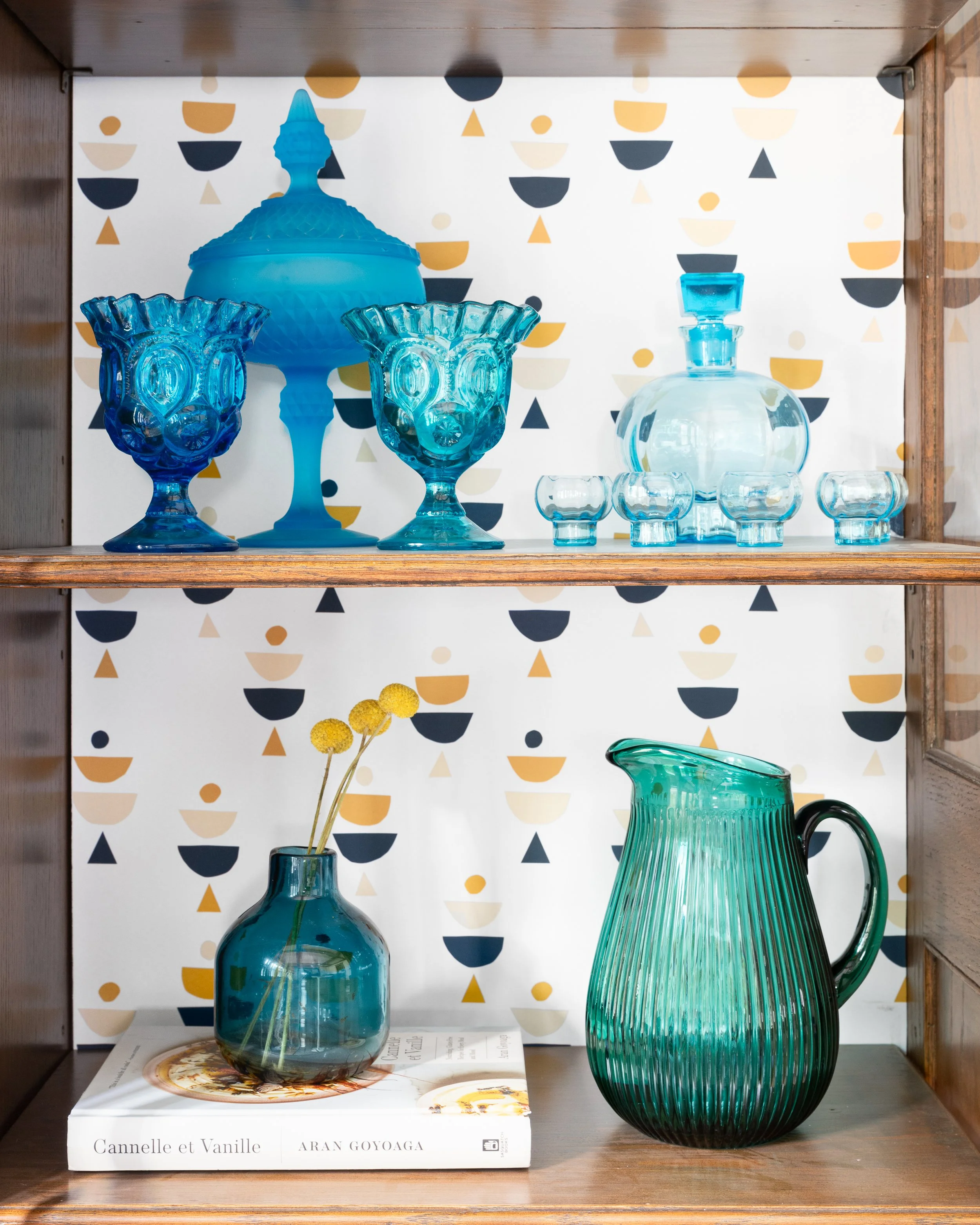 geometric wallcovering vintage colorful accents