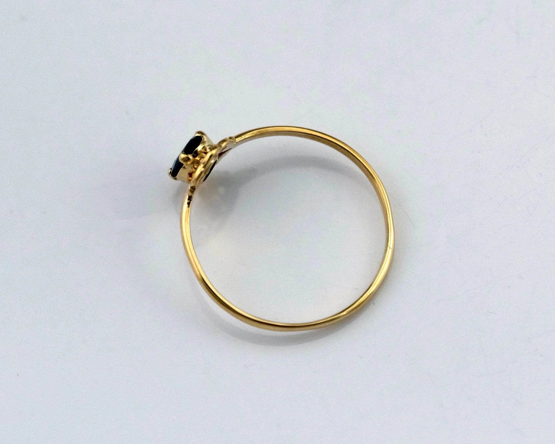 10K_Estate_Ring_Sapphire_top.jpg