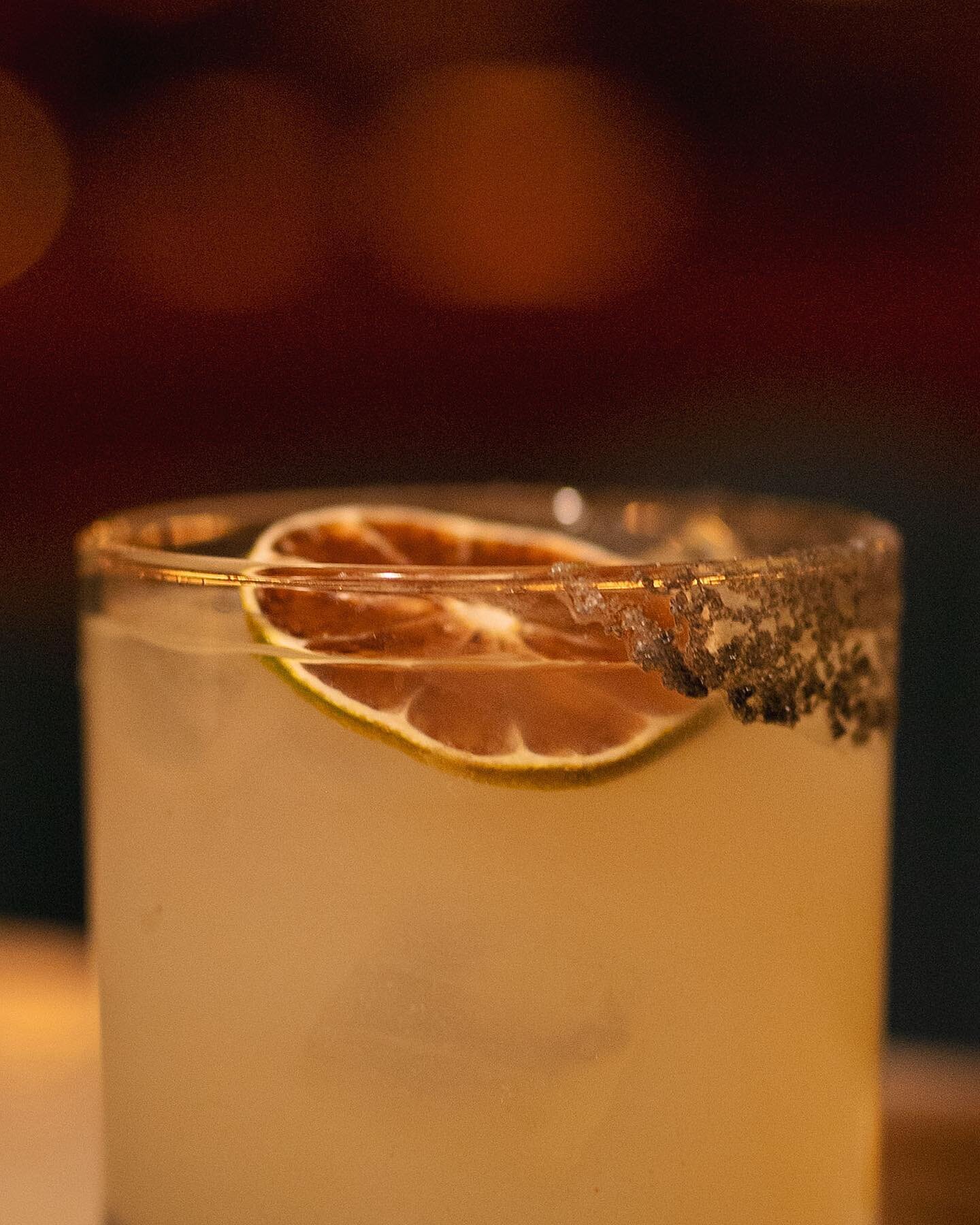 It's all in the details 😉. Made with Don Julio tequila, Leyanda mezcal, cointreau, pineapple cayenne syrup, lime, &amp; orange juniper bitters, it's a Reyna classic for a reason. 🥃

#REYNAnyc
#NYCeats
#nycrestaurants