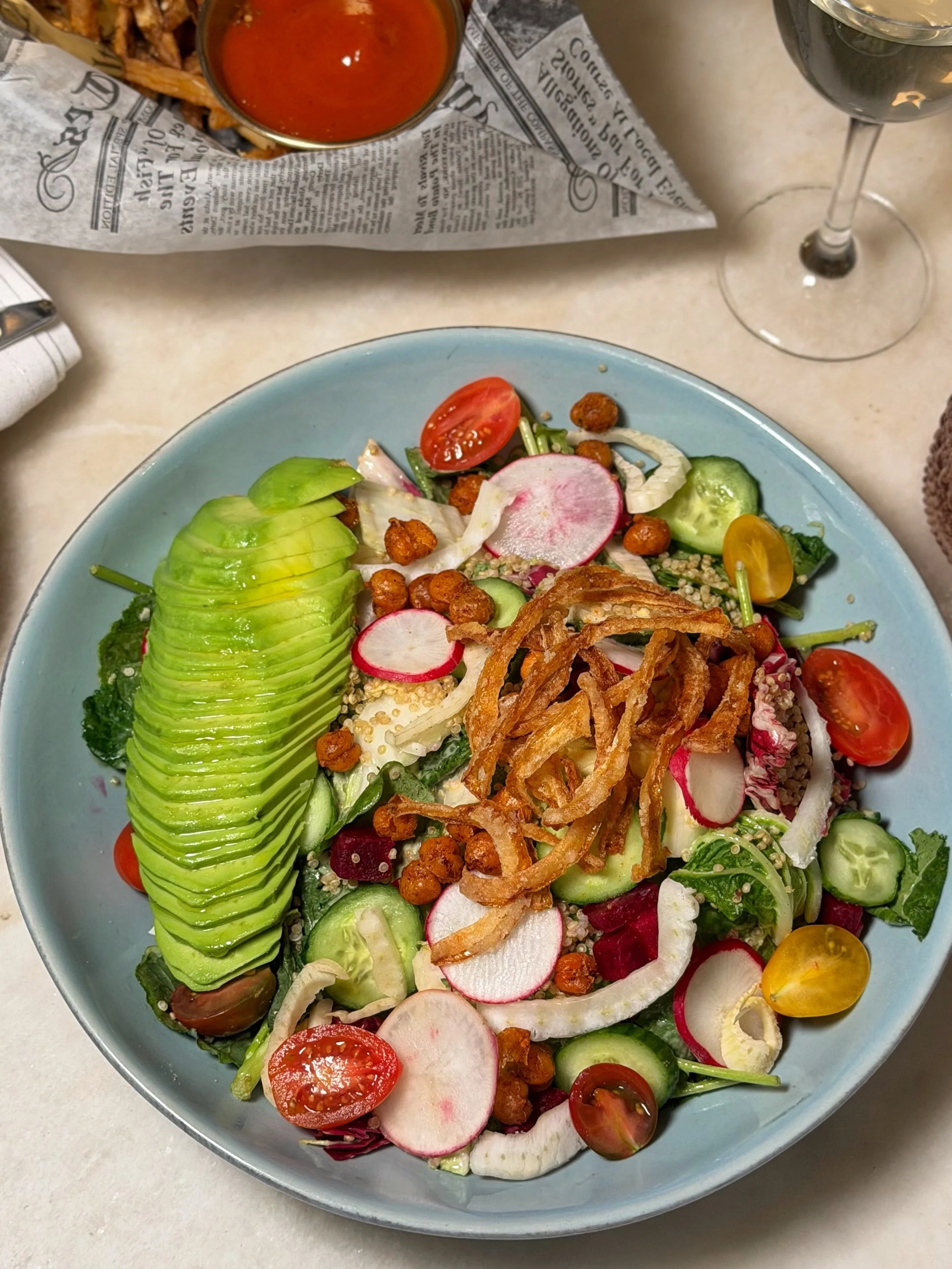 Some combinations just make too much sense.

The Reyna salad ➡️ the Reyna frites ➡️ and a martini waiting at the bar like it knew you were coming.

The kind of order you not so accidentally make every time. 🥗🍟🍸

#girldinner #dinneratthebar #salada