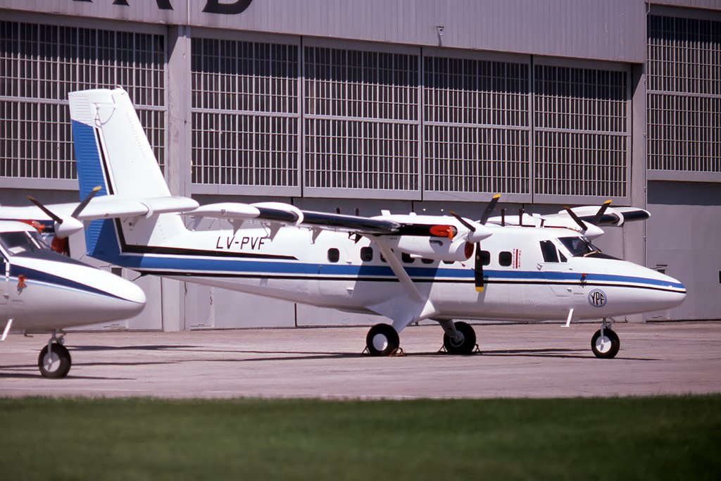 LV-PVF   DHC-6-300 YPF-Yacimientos Petroliferos Fiscales
Downsview, ON  07-May-1977  Sheldon D. Benner Photo ©