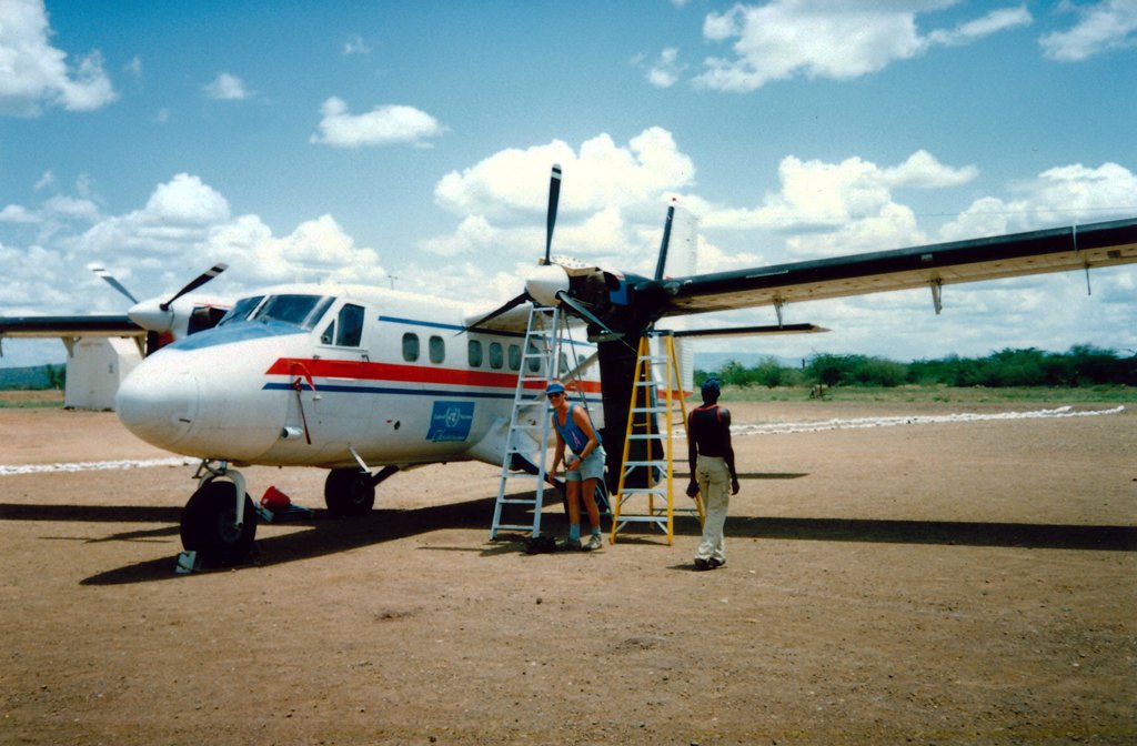 N910HD   DHC-6-300   Air-Serv Int'l
Location/Date Unknown  Lance Higgerson Photo ©