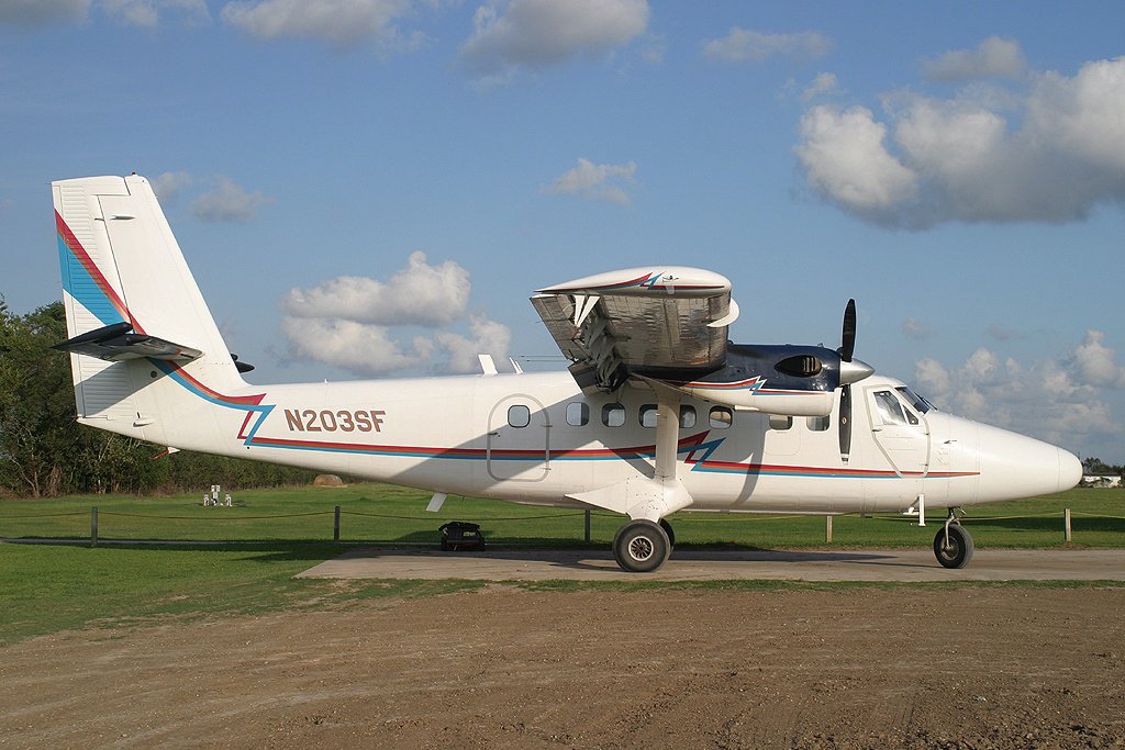 N203SF  DHC-6-200  Desert Sand Aircraft Leasing
Fort Bend, TX  Oct-2004  Alastair Gardiner Photo ©