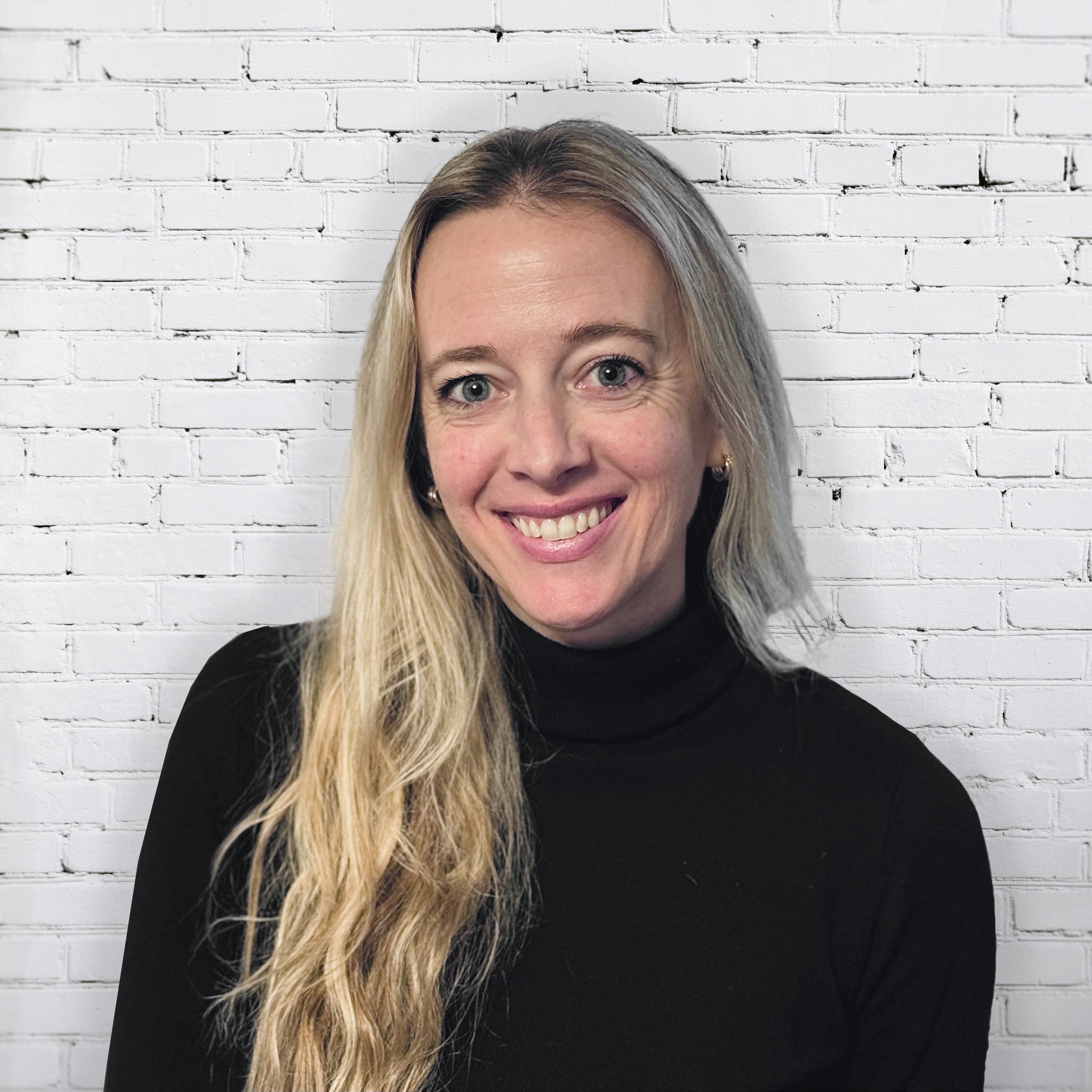 Headshot of Amanda Farris, LCSW, a licensed therapist providing in-person therapy in St. Petersburg, Florida.