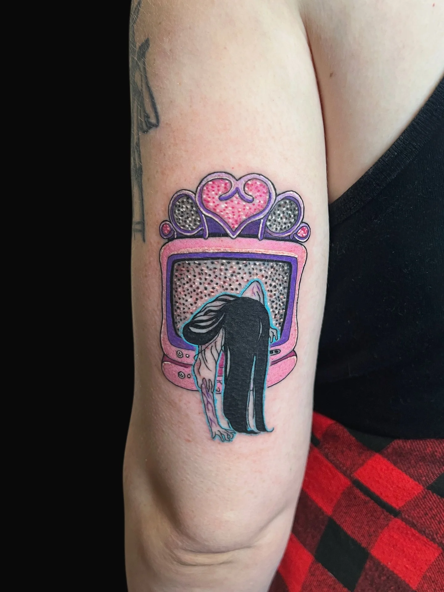 (*ᴗ͈ˬᴗ͈)ꕤ* 𝔖𝔢𝔳𝔢𝔫 𝔇𝔞𝔶𝔰 ꕤ*

~ Samara paying you a visit from the Disney Princess CRT :3

Thank you so much Chelle!! 

#chicagotattooartist #disneyprincesstattoo #crttv #thering #samarathering #horrortattoo #kawaiihorror