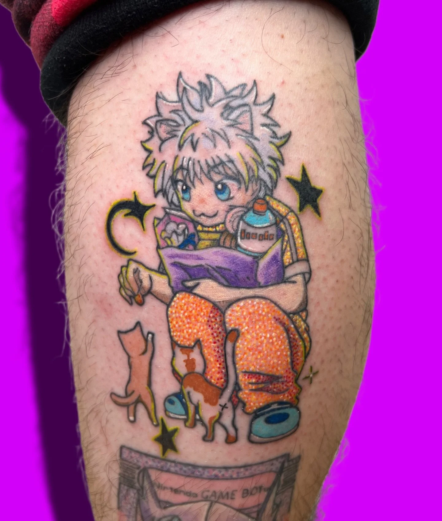 ⋆｡&deg;✩ >^&bull;-&bull;^< ⋆｡&deg;✩

✨ We brought some life to Kai&rsquo;s Killua tattoo I did by adding some color x glitter! I also added a lil b-h✩le to one of the kitties >:3

✨ I still have a couple spots left this month I&rsquo;m looki