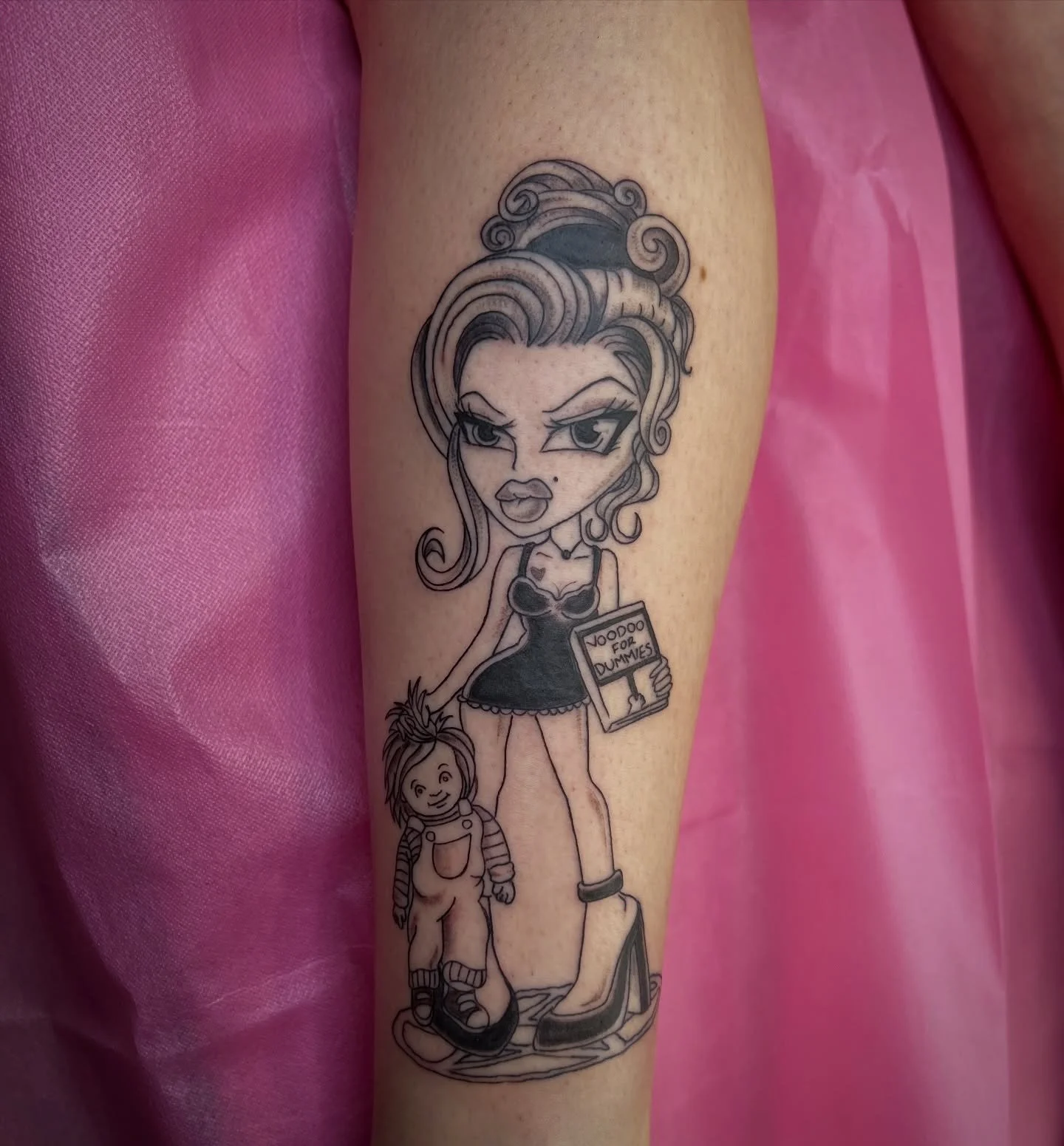 ⛧☾༺tiffany༻☽⛧

⃝𖤐 custom Bratz Tiffany tattoo for Denisse 🥰 

⃝𖤐 second slide is my hand in comparison, so happy I was able to fit her whole body and a tiny lil Chucky in such a small space :3

#chicagotattooartist #tiffanyandchucky #chuckytattoo 