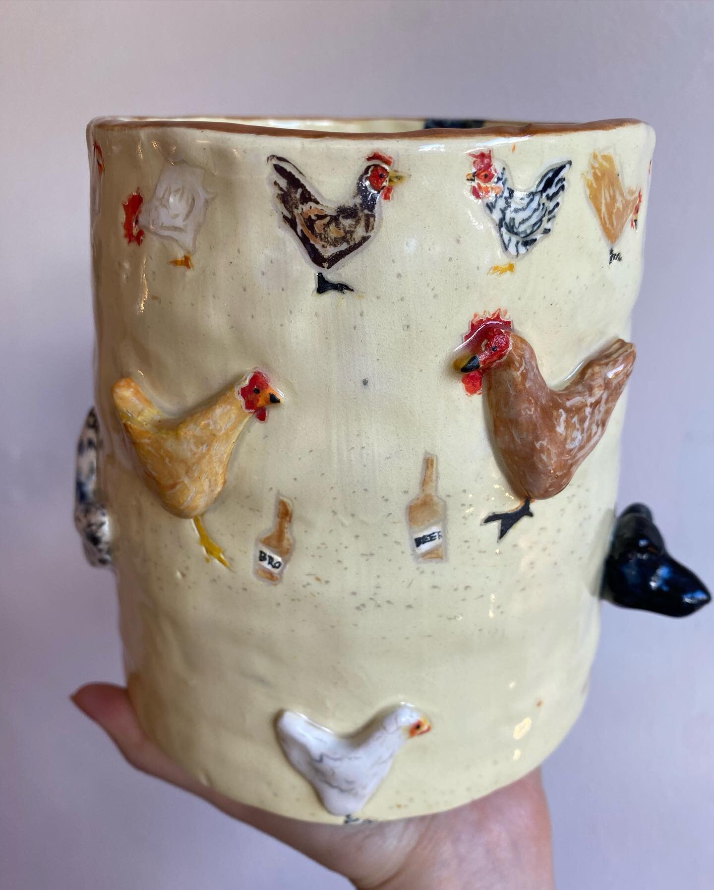 custom🐓🍻container with brobee the dog ( @everydogparknyc ) and @frecklepapi as chickens 

#chicken #beer #dog #brooklynartist #ceramics #lol