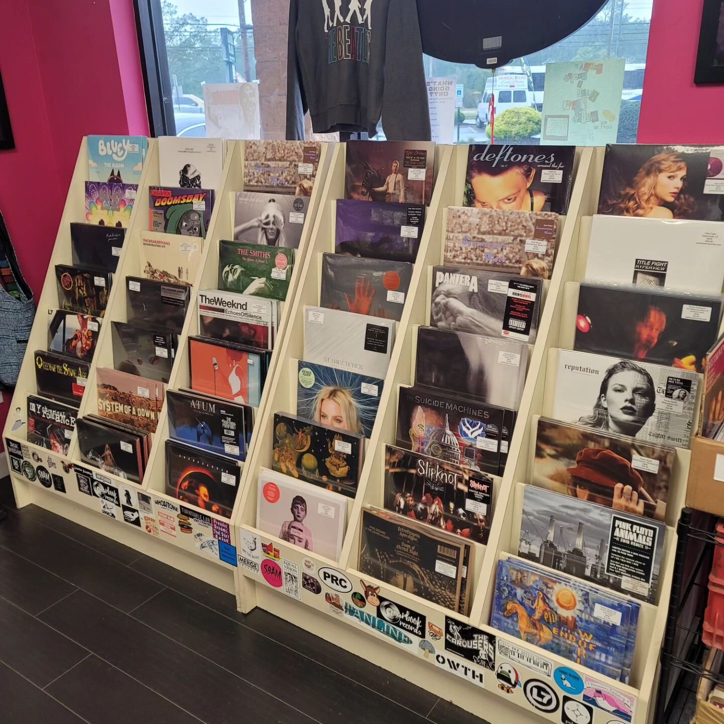 ☆ DEALER SPOTLIGHT ☆
YEARBOOK RECORDS

&bull; SEPTEMBER 30 2023 &bull; 
Field House : Garden City Record Show

Yearbook Records officially started as a home-based business back in 2017, but Chris and Loreal have been buying, selling, and collecting p