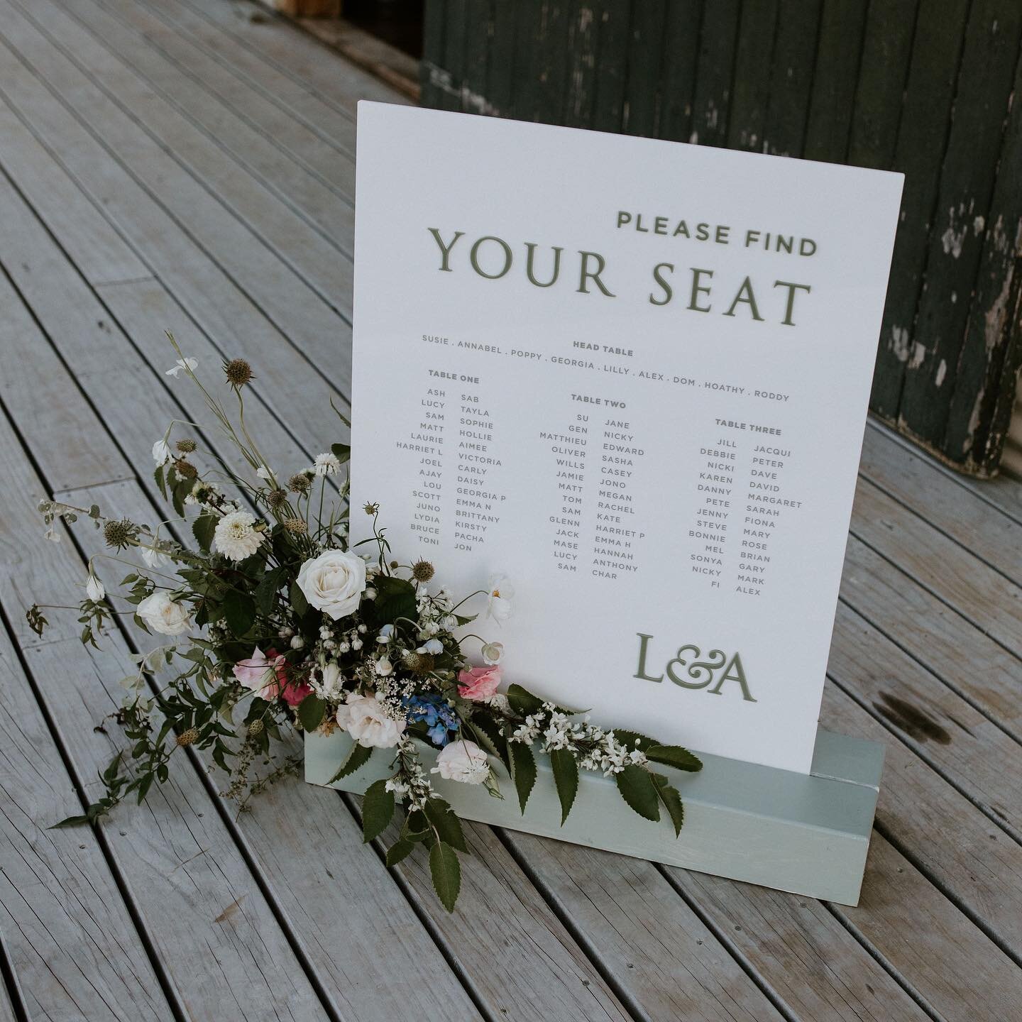 Simple seating chart in fresh white and olive with stunning florals. This is the acrylic option for signage, zoom in to see the crisp 3D details ✨
~
#inkertinker #customweddingsigns #wellingtonweddings #weddingplanner #engaged #seatingchart #weddingi