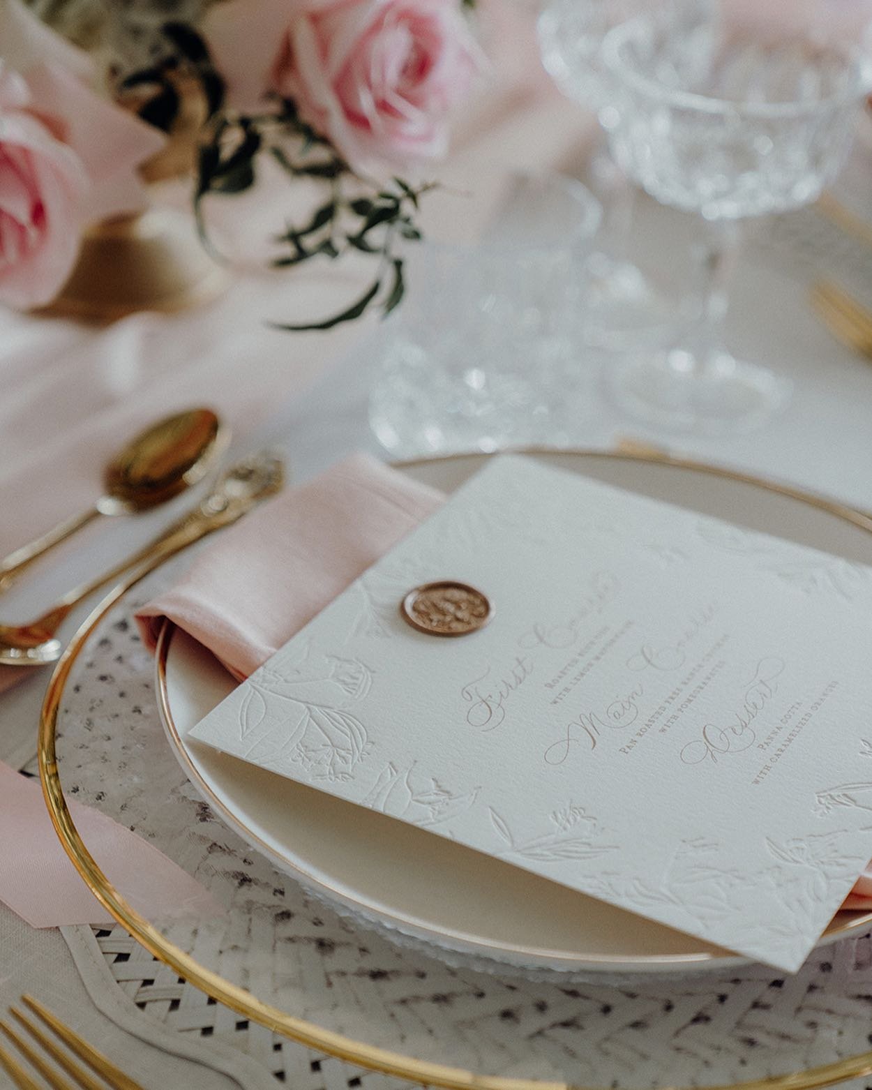 Beautiful custom menus with subtle letterpress details for a shoot with @vnillaevents at Pah Homestead 🌸
~
Photography: Amanda Thomas Photography @amanda_thomas_photography 
Florals: VNILLA Events (2x arches, aisle arrangements, plinths/urns and urn