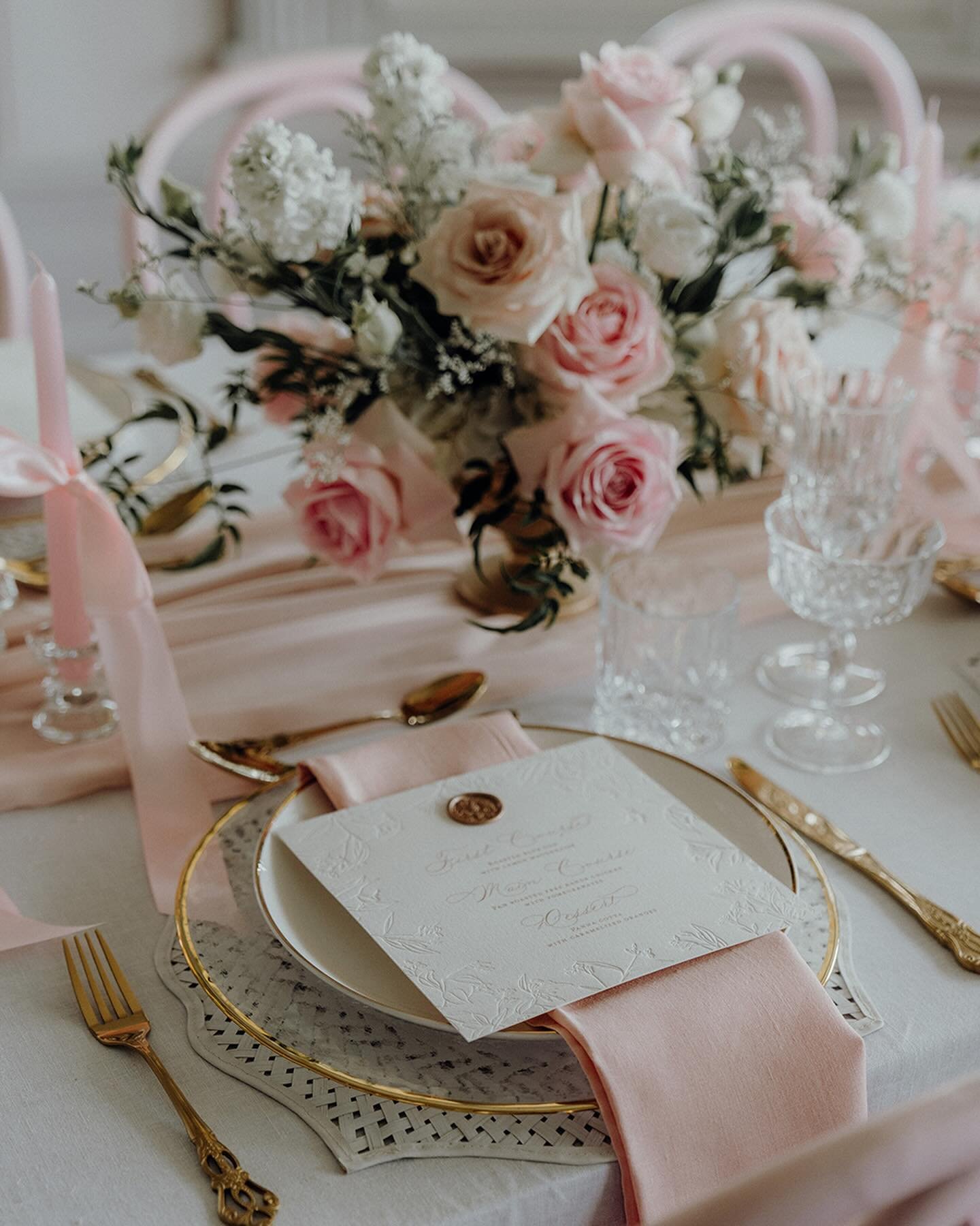 Too pretty for words, slide through the images to see all the gorgeous details 🌸 🎀
~
Photography: Amanda Thomas Photography @amanda_thomas_photography
Florals: VNILLA Events (2x arches, aisle arrangements, plinths/urns and urn arrangements, cake ta