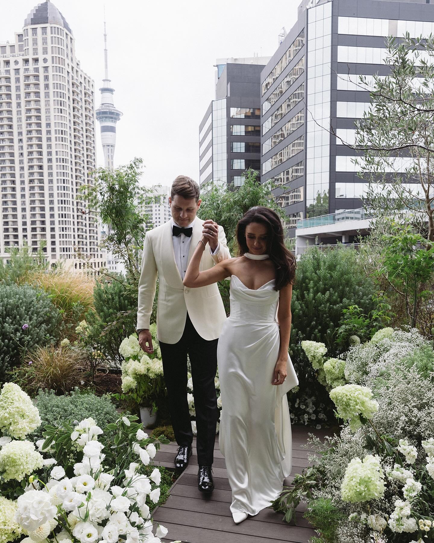 Stunning rooftop ceremony. Beautiful floral styling by @michelecoomeyfloral 🤍
~
#inkertinker #aucklandweddings #weddinginspiration #engaged #weddingflorals #weddingplanner
