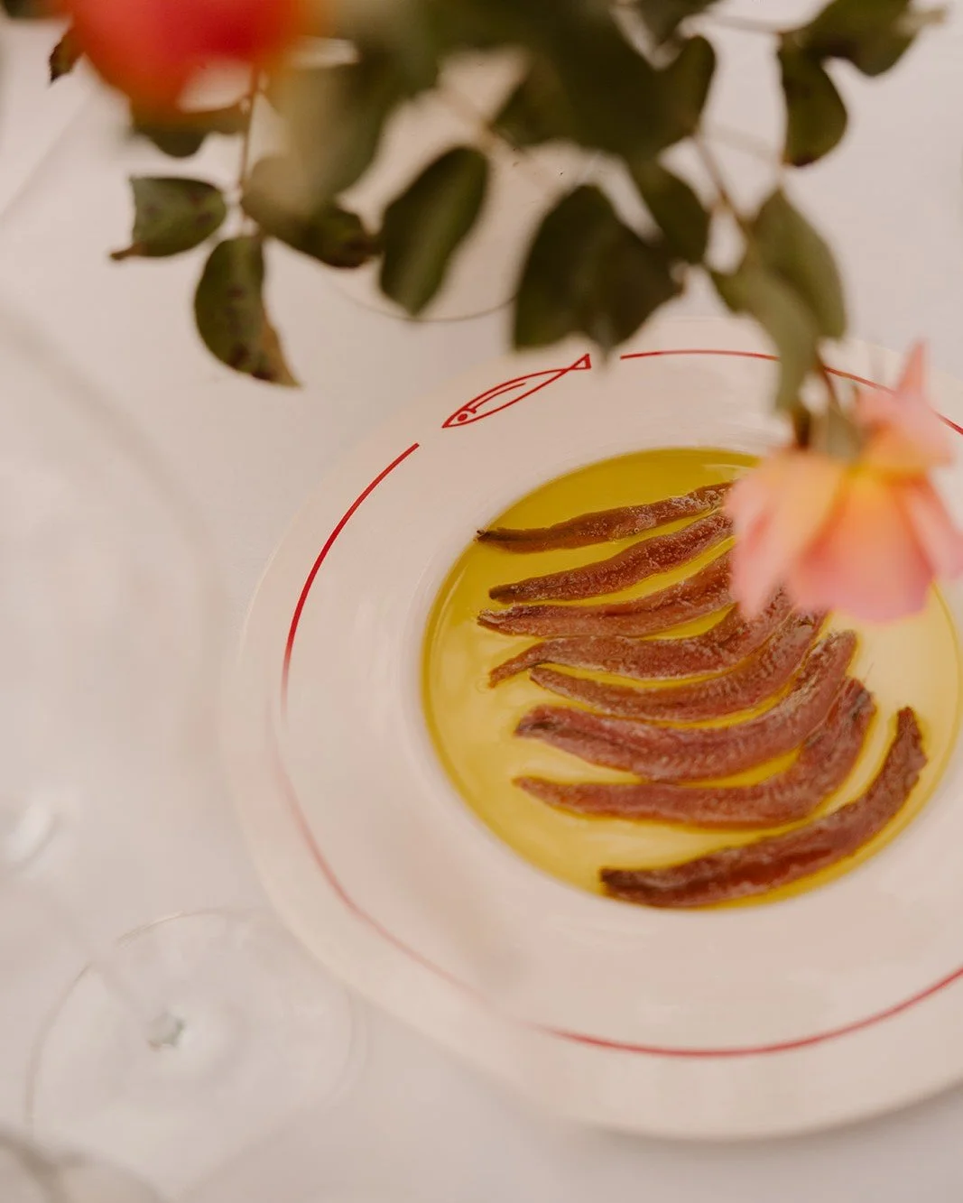 Custom anchovy plate decals, love these ❤️
~
 #inkertinker #inkertinkerweddings #weddingplanner #weddinginspiration #engaged #customweddingstationery