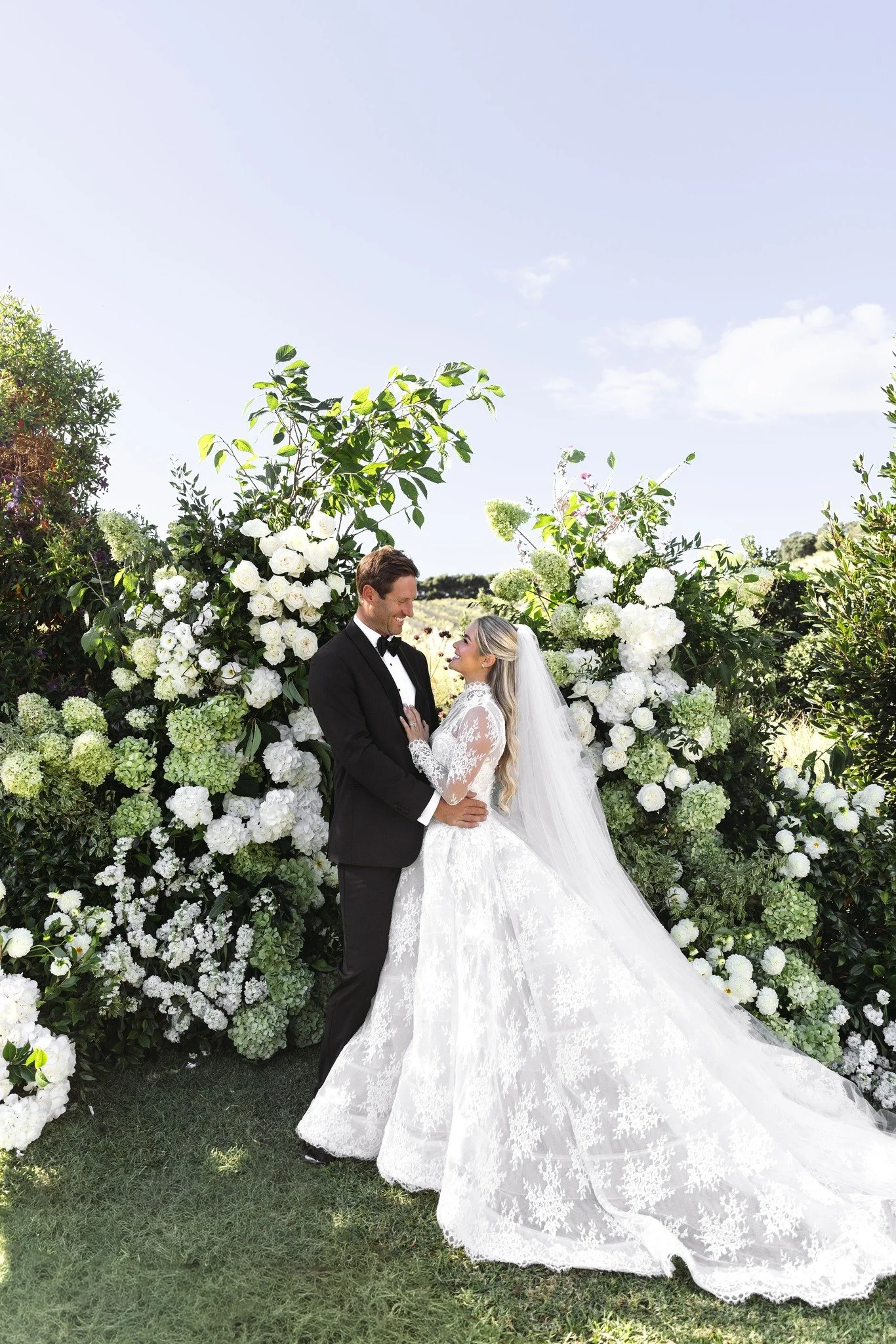 Stunning... everything... ✨
~
@stephanandnakita 
@onelovelydaystyling 
@michelecoomeyfloral 
~
#inkertinkerweddings 
Wedding inspo / Engaged / Wedding day inspiration / Wedding florals
