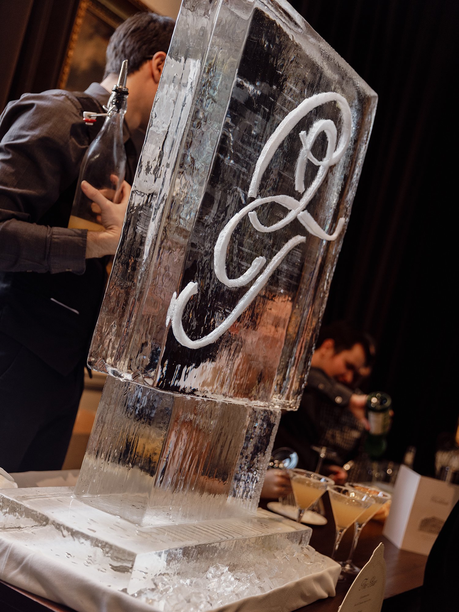 Monogram on ice and chilled cocktails for Olivia and Theo ✨
~
Wedding day / Wedding bar
#inkertinkerweddings