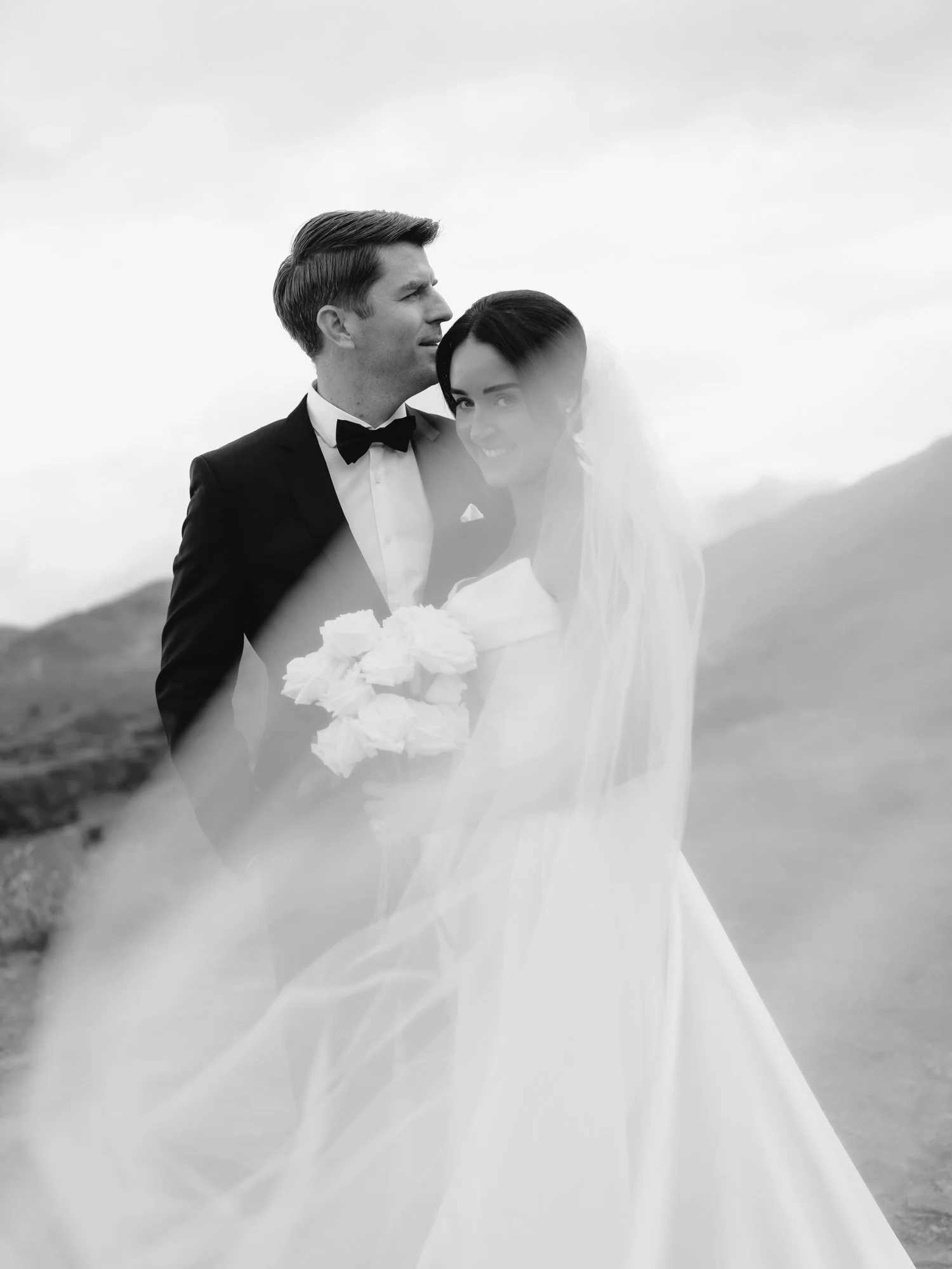 Sarah and Alan beautifully captured in Queenstown by @hollowandco 🤍
~
Wedding day / Wedding style / Destination wedding / Bridal style