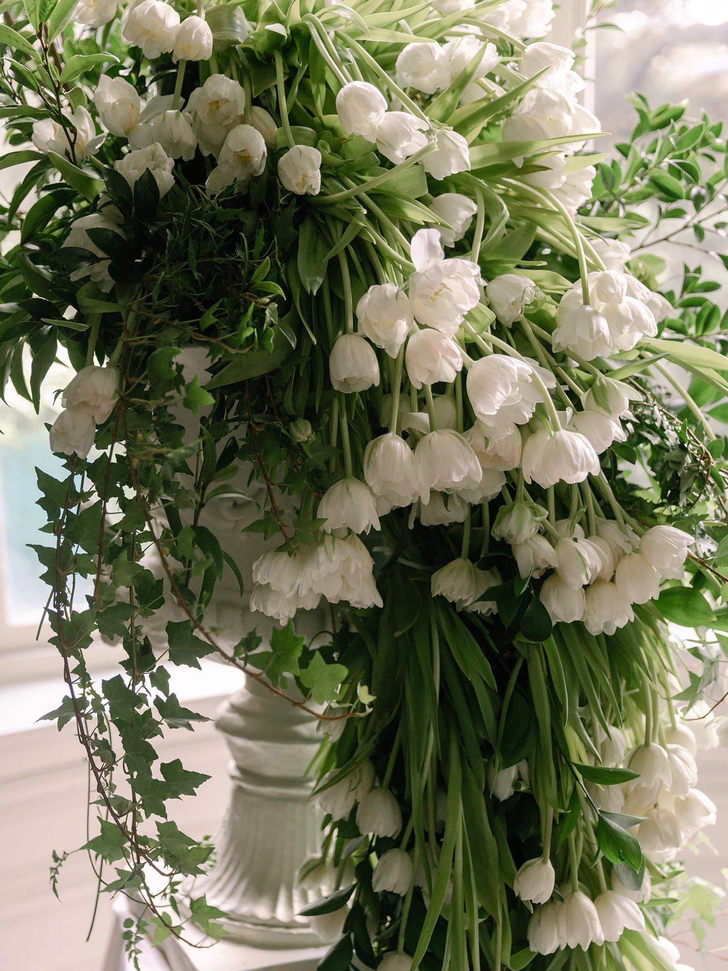 ALWAYS stunning florals with @michelecoomeyfloral ✨
~
Wedding florals / Wedding day