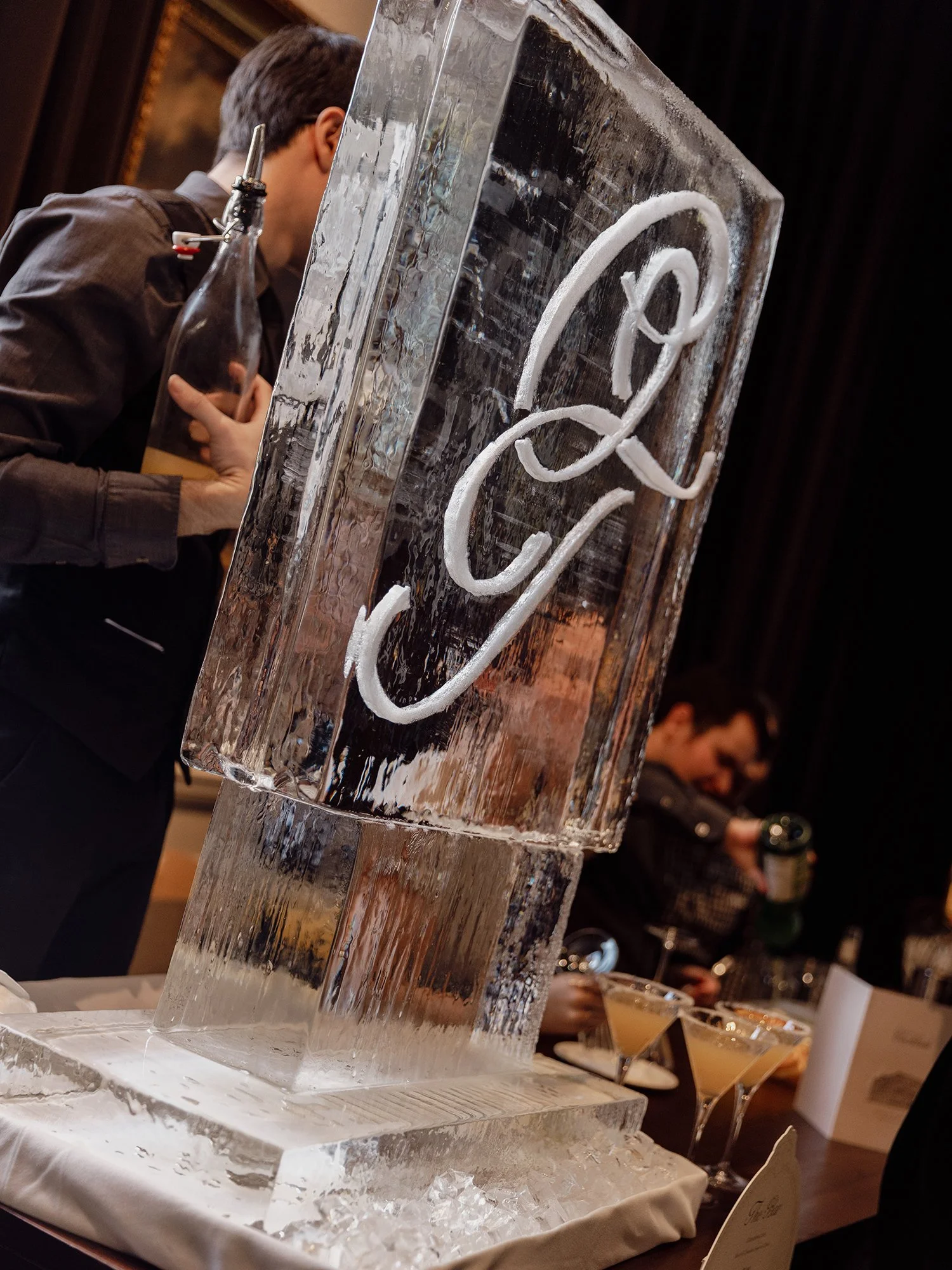 Monogram on ice and chilled cocktails for Olivia and Theo ✨
~
Wedding day / Wedding bar
#inkertinkerweddings