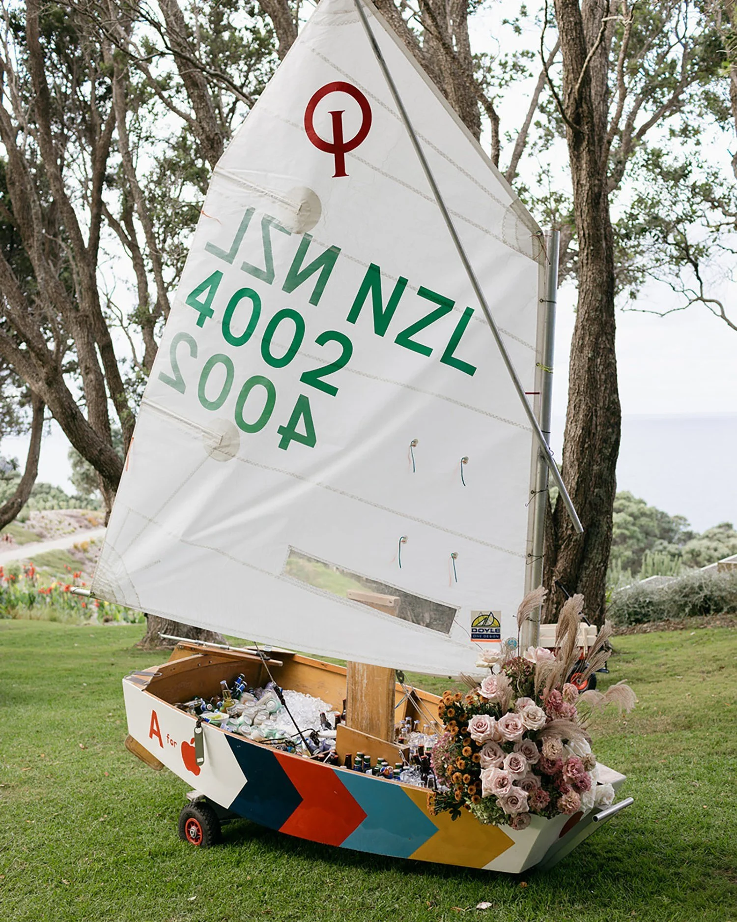 Sailing is near and dear to this lovely couple, love this alternative to a wheelbarrow full of ice and beers! ⛵
~
Destination Wedding / Wedding Bar / Wedding Florals