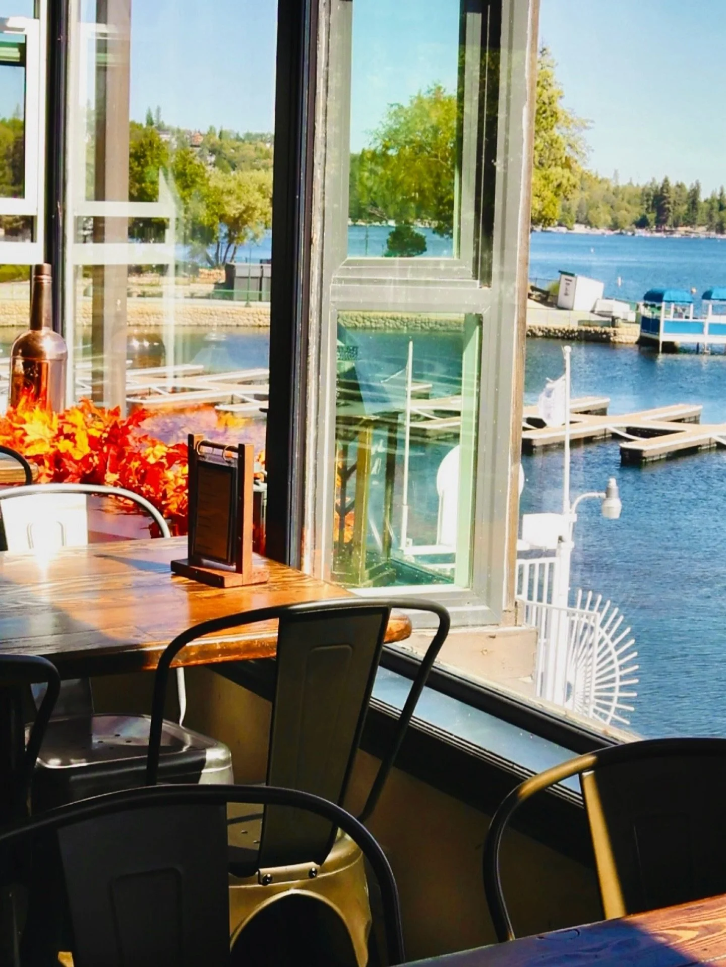 ☀️ The sunshine has been so nice, after a week of rainy weather! Even if the sun now sets right before 5PM. However, stormy clouds do create the best of sunsets, around this time of year! 

🍻 Enjoy your meal with panoramic #lakefront views, on our p