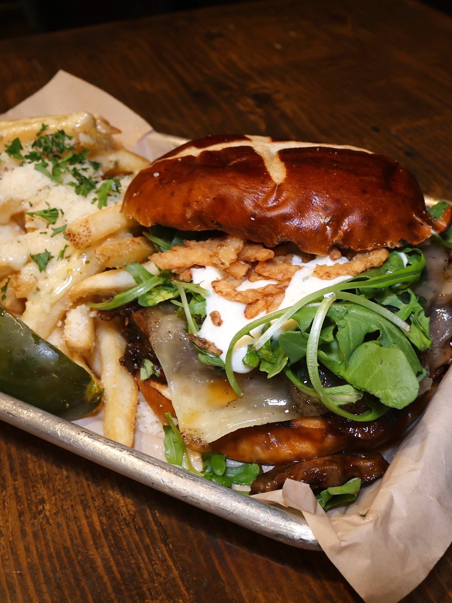 🎉 New Year = New Munchie of the Month: The Nice Buns, Short Rib!

🤤 Enjoy short rib (of course), mushrooms saut&eacute;ed in steak sauce, aged cheddar cheese, crispy onions, arugula, &amp; a horseradish cream sauce on a pretzel bun, with a side of 