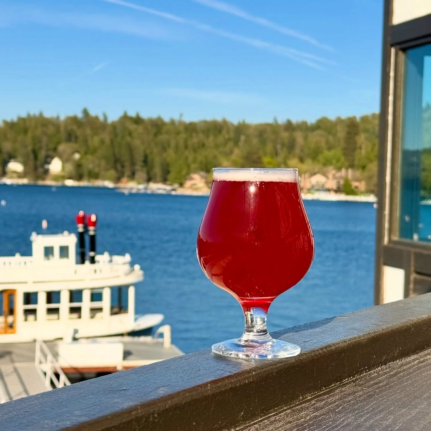 ☀️ Cheers to the weekend! Unwind with us on our #lakefront patio and enjoy a refreshing drink in the sunshine! 

🍓 We recommend a Strawberry Rhubarb Sour Ale by @greatdividebrew- it&rsquo;s crisp, tart, and bursting with flavor.