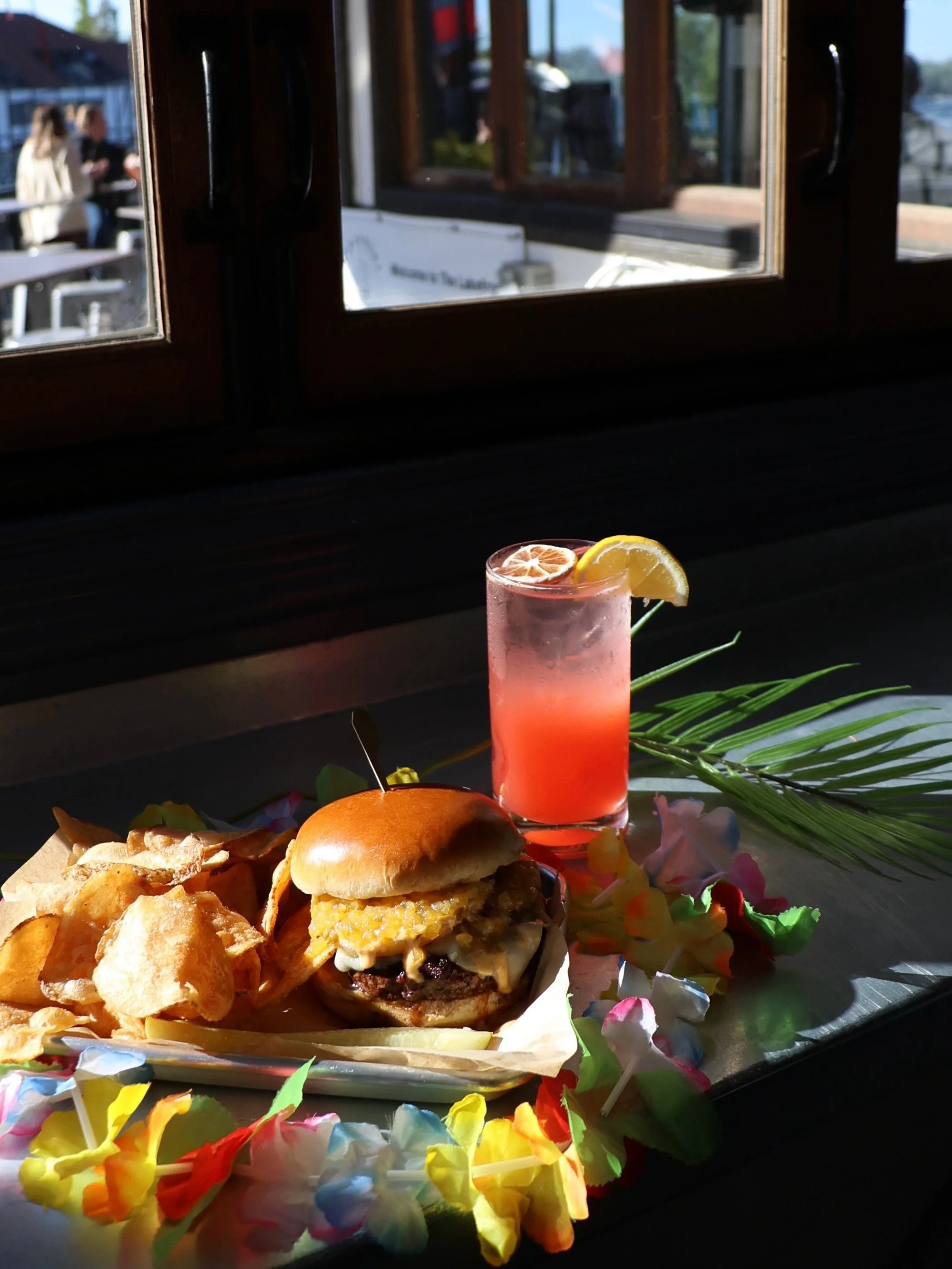 🌺 Meet June&rsquo;s Cocktail &amp; Munchie of the Month!

🍍 The Hot Hawaiian: A next-level Hawaiian
burger stacked with house-made spicy pineapple mango chutney, pork belly, swiss cheese, grilled pineapple, bulgogi &amp; bomb sauce.

🍉 The Pink Po