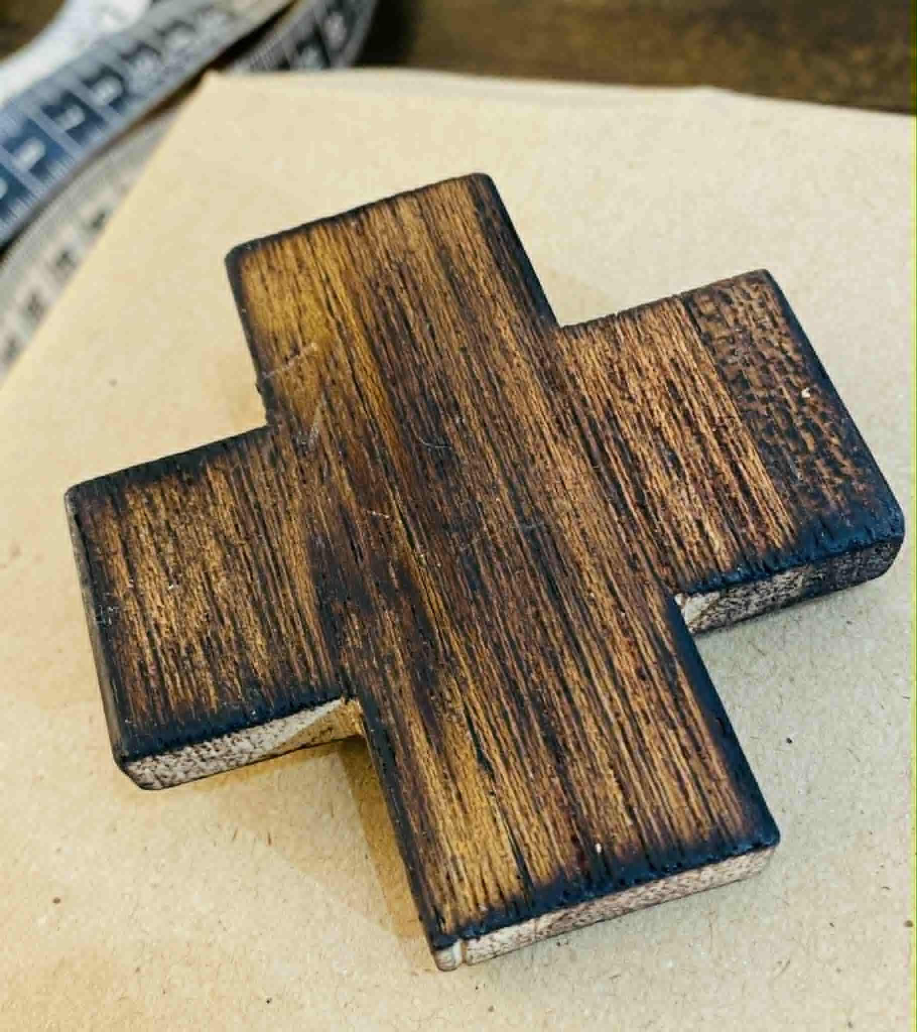 wood kiss 3.jpg