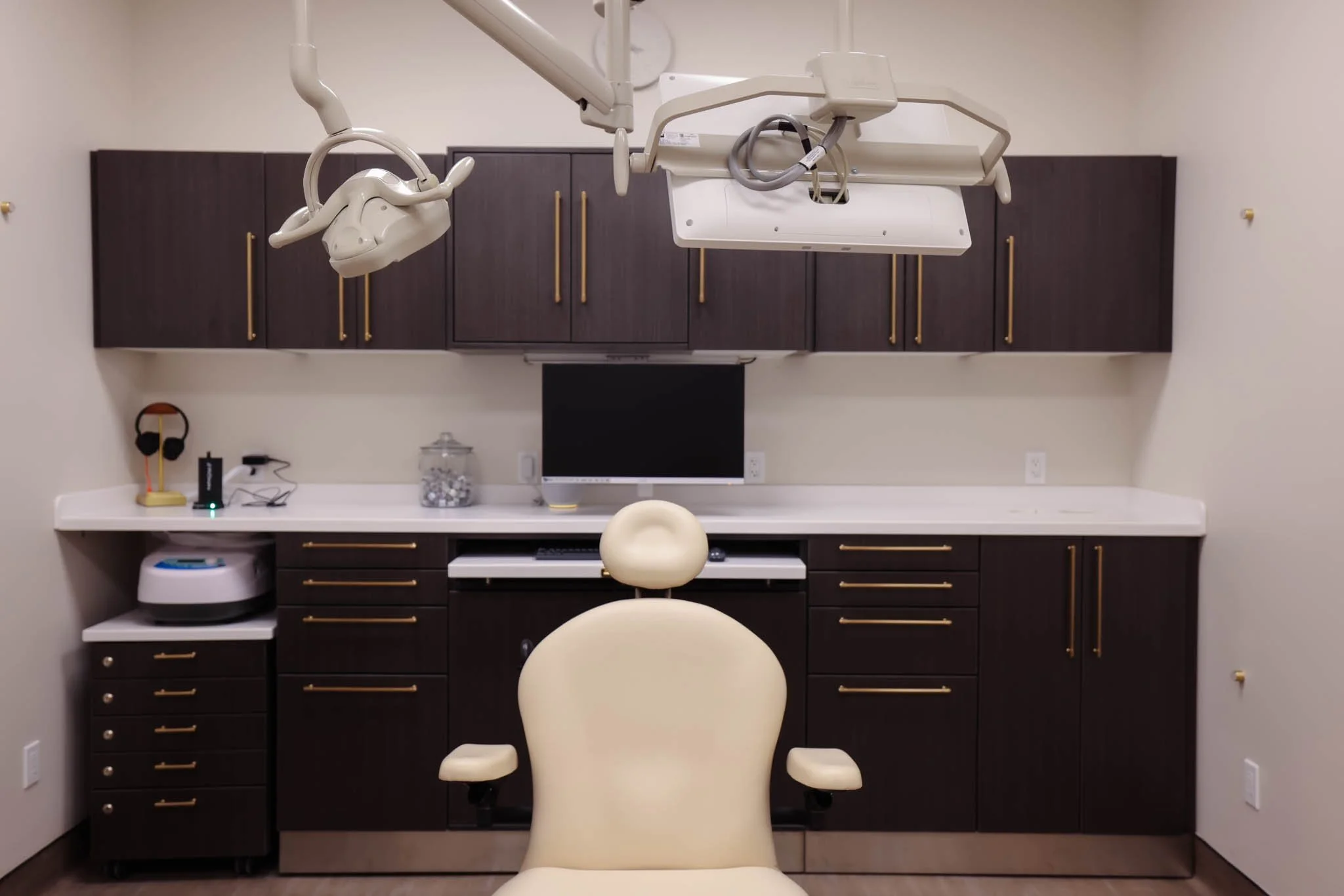 beautiful-clean-oral-surgery-office.JPG