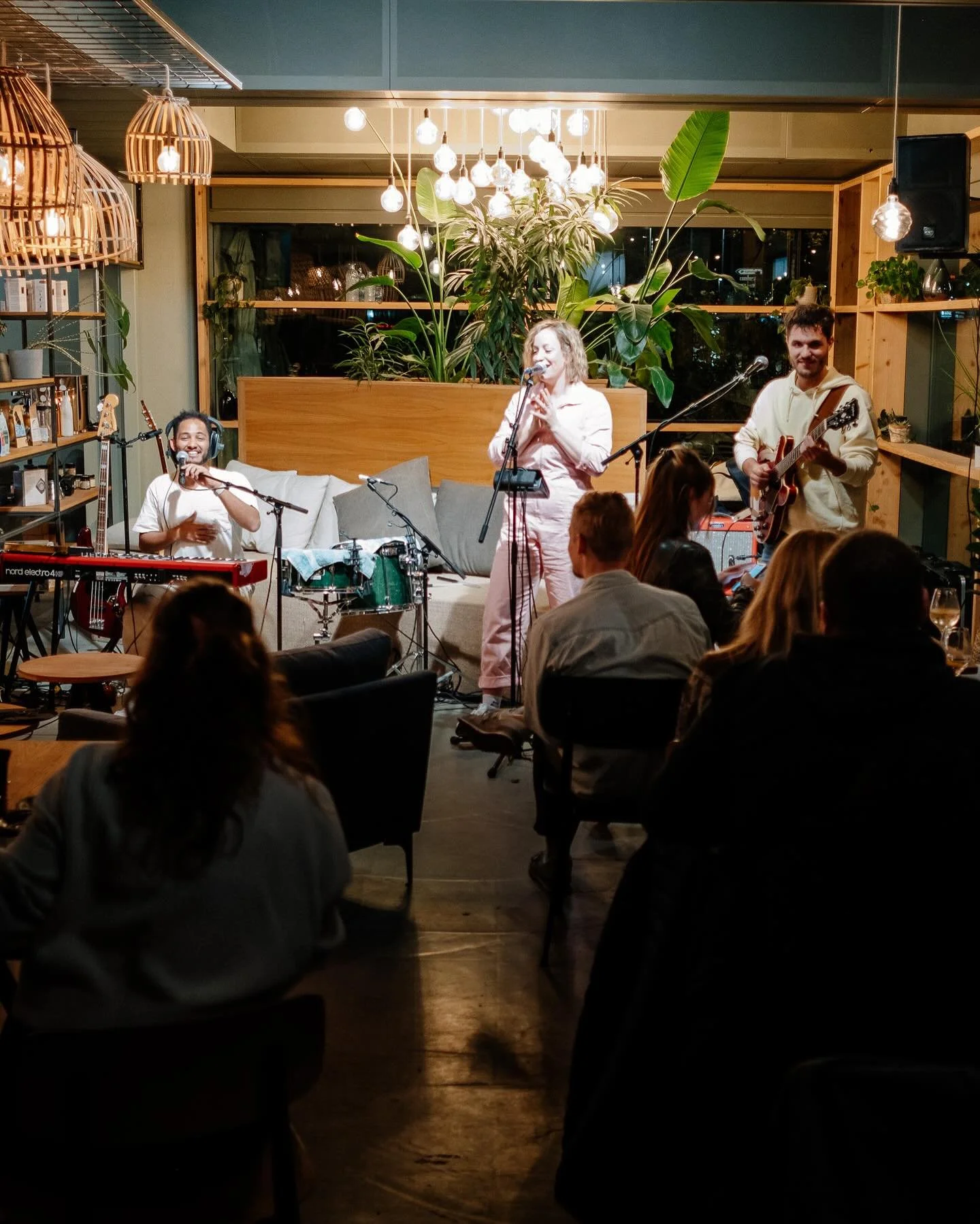 WHAT A RAD EVENING 💥

Thank you @stettbacher.cafe for hosting us!
@celiinehales - what a voice! Honored to perform with you! Make sure to check out her newest single &bdquo;Alright&ldquo;!

And thanks to everyone who joined in! 🙏

📸: @lucademarcoo