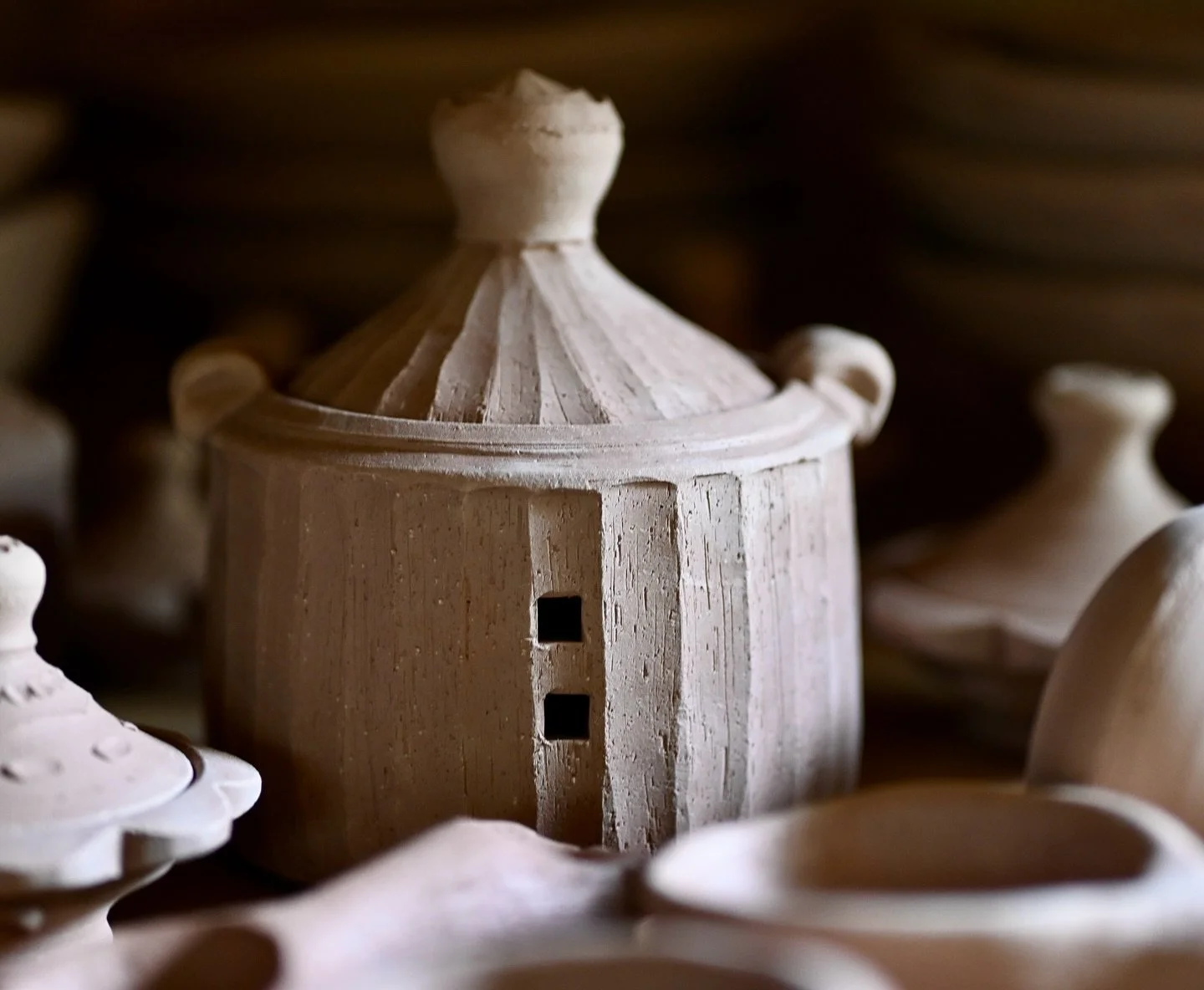 Making lots of lidded things these days.
&hellip; Ready for the bisque firing.
.
.
#greenware #clay porcelain #liddedjar #handmade #urn #garlickeeper #saltcellar #ringbox