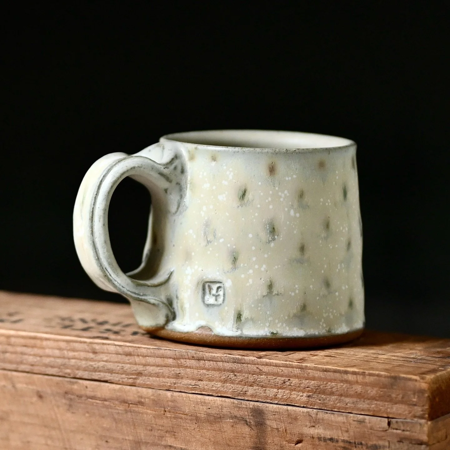 You can find some mugs like these over @charliecummingsgallery in their online show, Cup: The Intimate Object XXI .
.
.
#handmadecup #coffeemug #teacup #mug