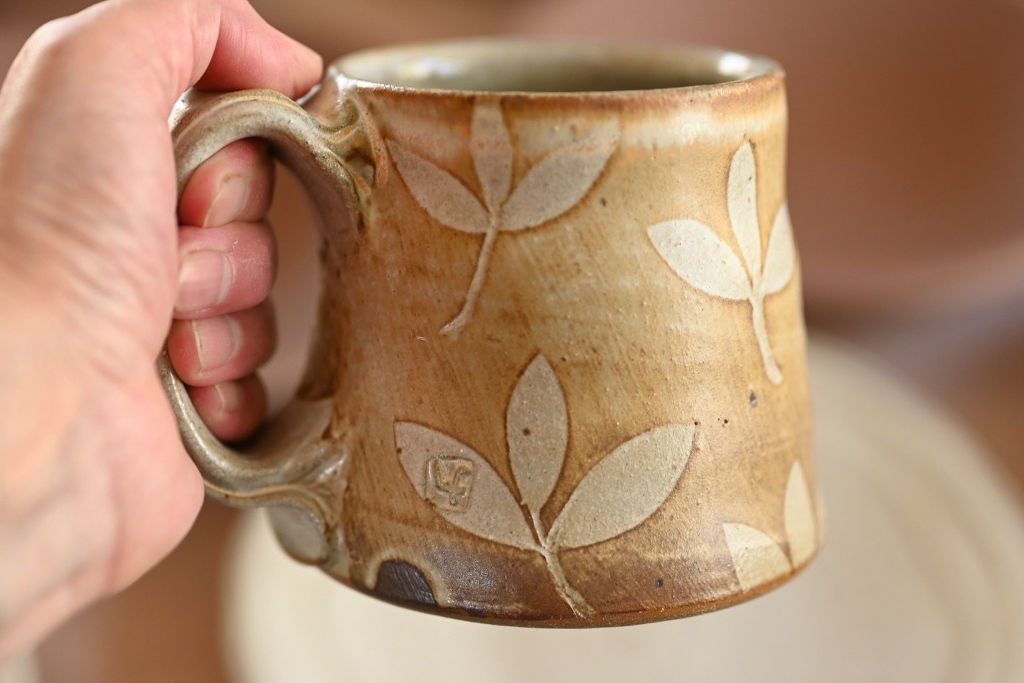 A couple of mugs with slip decoration. I make the slip from clay that I dig along the river in my backyard.
.
.
#clay #glaze #functionalpottery #madeinmassachusetts #asparagusvalleypotterytrail